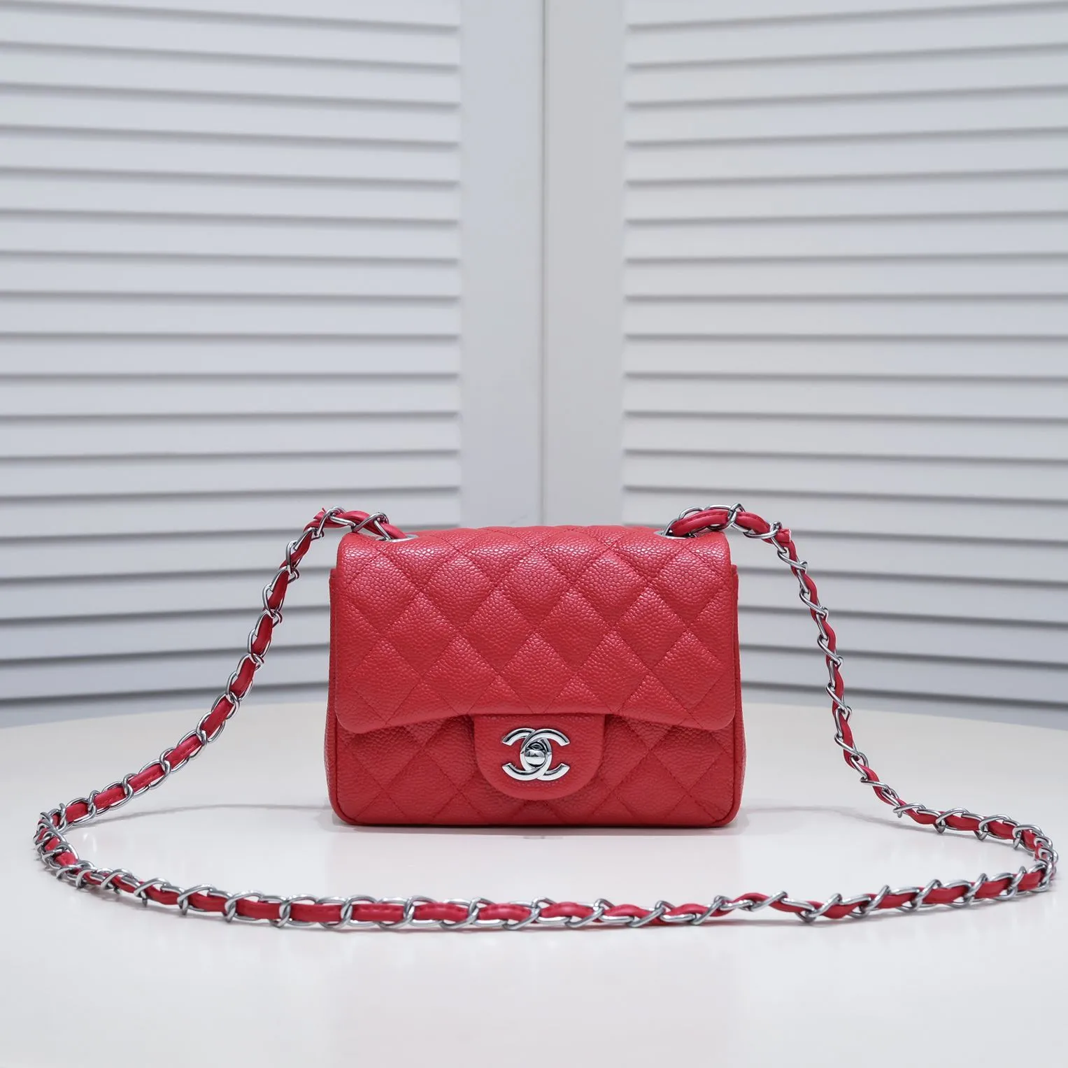 💰310￥Bright red Chanel🔺🚴🏼💸Choose high-quality cowhide🌺Original split version to create one to one 💯The hand feel is first-class, 🌲The design inspired by the camera shape fully embodies perfection! [Qiang] [Qiang] Integrates art and practicality, [Ladybug] Gorgeous and low-key plump 💯📨📨Classic is irresistible, ♒ You have to receive it to understand ✈✈🍭🍭Insist on high quality and low price🐟🐟, model number: 1115, size: 17.5*13*5 cm