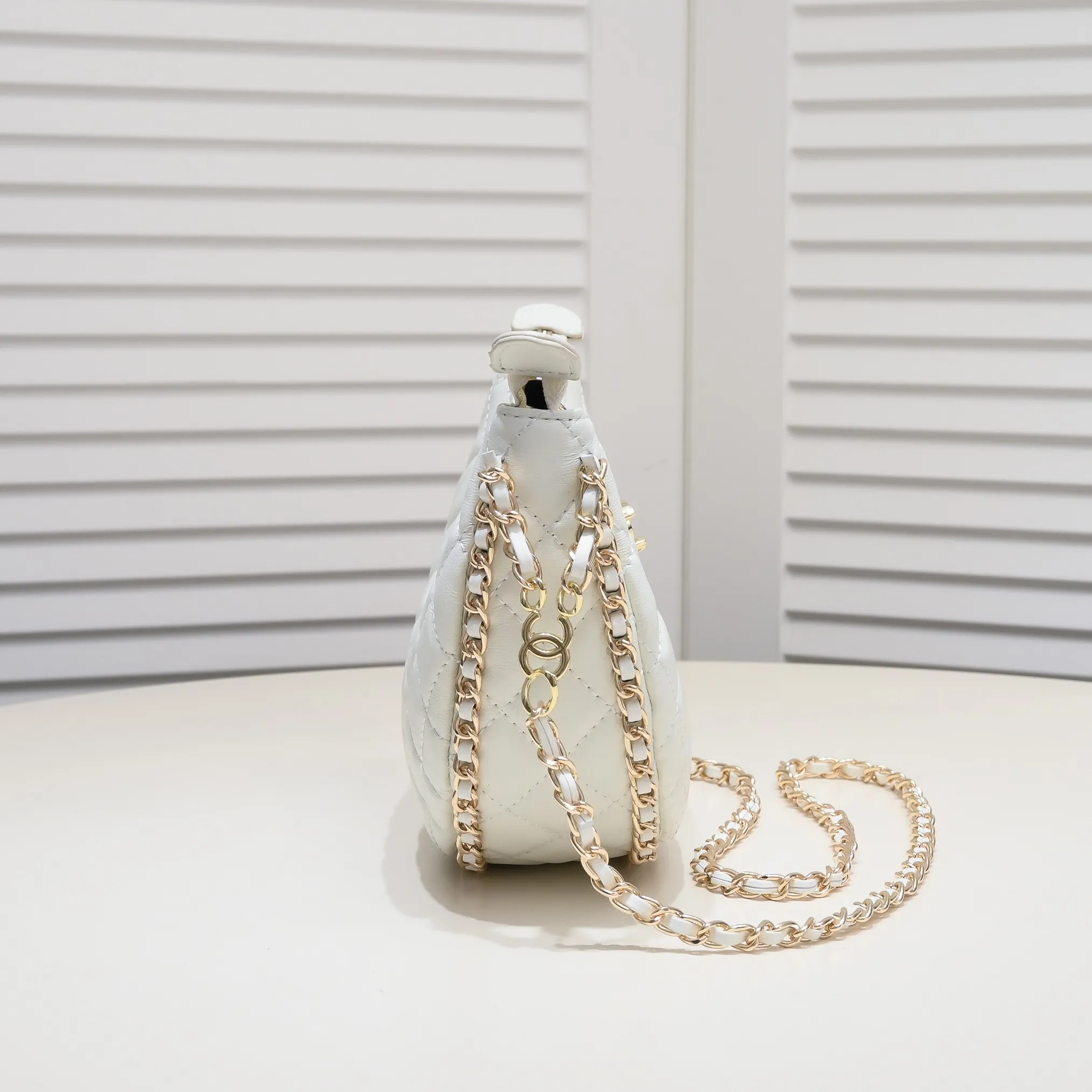 💰360￥Chane1️⃣23p Moon Bag🌙🤍l A beautiful little waste bag that makes me fall in love at first sight. The hardware is light champagne gold and has a thin chain. The counter sister made it look like a little moon. I was immediately so cute that I felt soft. It deserves the first place in 23p small waste bag. As expected, the end of the bag purchase is not Hermès but Chanel seasonal model Al💕Style number: 8089 Large Size: 15X20X6cm