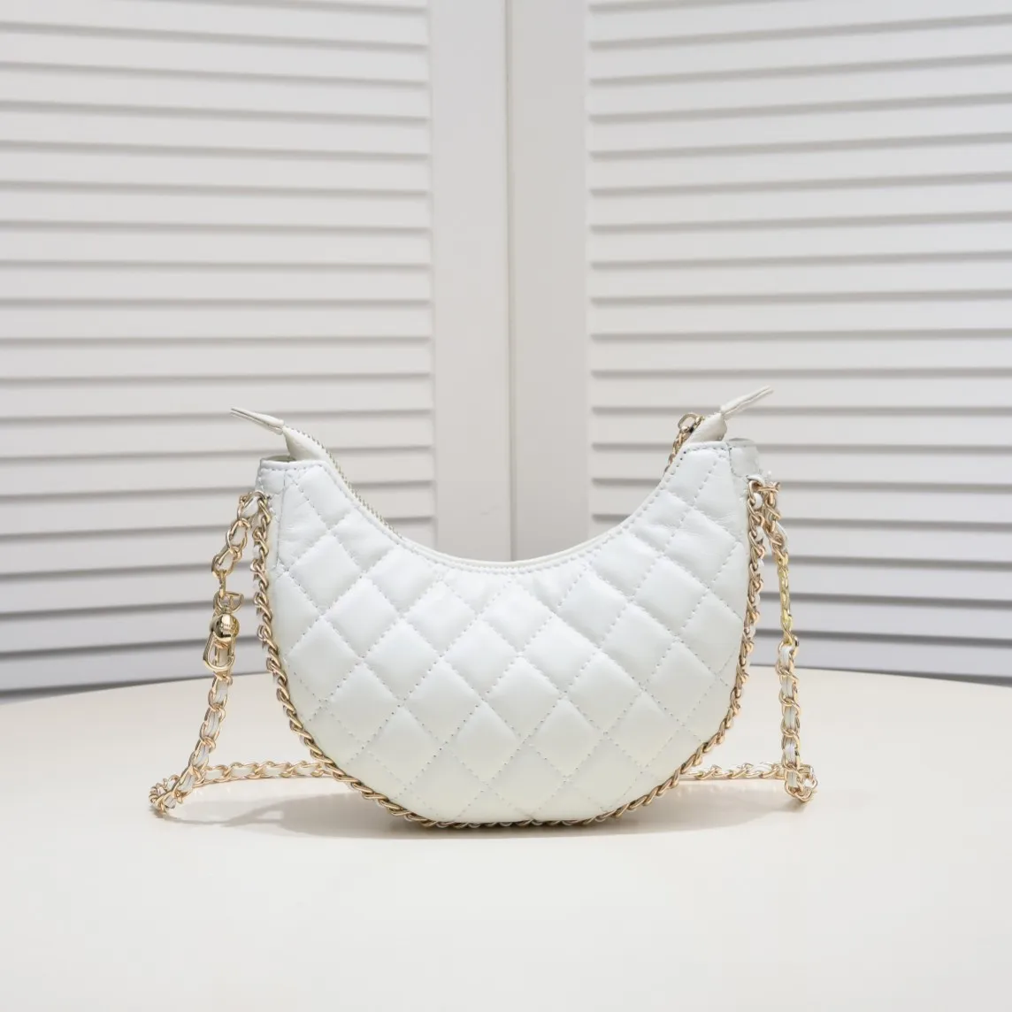 💰360￥Chane1️⃣23p Moon Bag🌙🤍l A beautiful little waste bag that makes me fall in love at first sight. The hardware is light champagne gold and has a thin chain. The counter sister made it look like a little moon. I was immediately so cute that I felt soft. It deserves the first place in 23p small waste bag. As expected, the end of the bag purchase is not Hermès but Chanel seasonal model Al💕Style number: 8089 Large Size: 15X20X6cm
