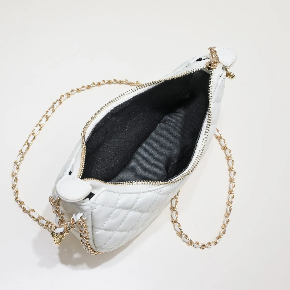 💰360￥Chane1️⃣23p Moon Bag🌙🤍l A beautiful little waste bag that makes me fall in love at first sight. The hardware is light champagne gold and has a thin chain. The counter sister made it look like a little moon. I was immediately so cute that I felt soft. It deserves the first place in 23p small waste bag. As expected, the end of the bag purchase is not Hermès but Chanel seasonal model Al💕Style number: 8089 Large Size: 15X20X6cm