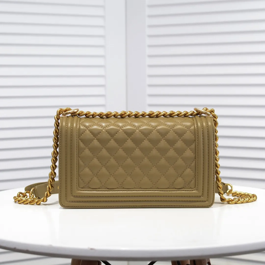 💰420￥ (Full sheepskin with original hardware) [Smile] Chanel Chanel 👑 Lambskin [Lightning] Thickened electroplated hardware accessories 🌈 The workmanship is comparable to the original order 💪 The bottom can be pinched and rebounded without trace, absolutely spot-on and real-life, fashionable and durable 💪💪 High-end quality, no pressure in and out of the drill cabinet 💏, size 25*15*8cm, style number: 67086 gold slip