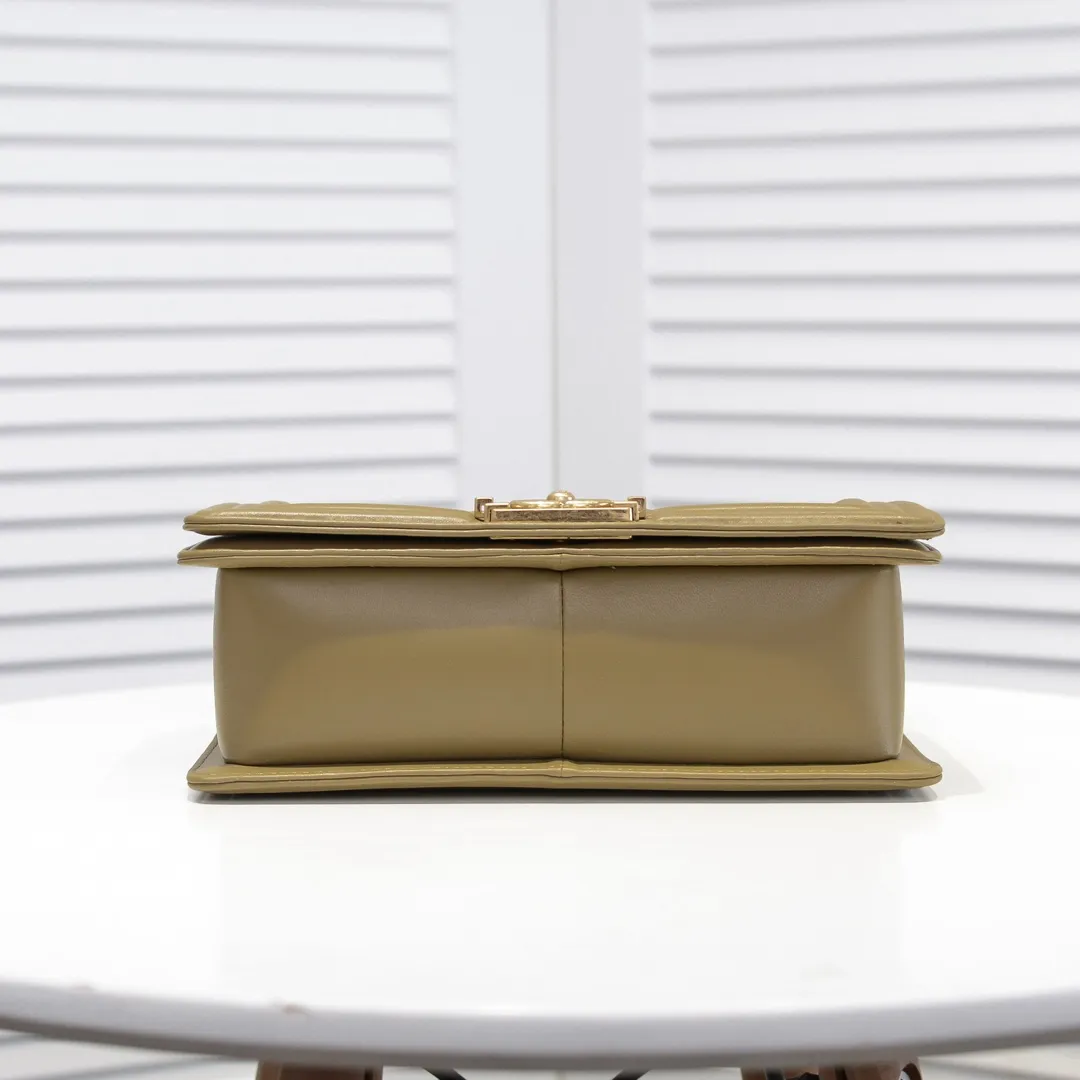 💰420￥ (Full sheepskin with original hardware) [Smile] Chanel Chanel 👑 Lambskin [Lightning] Thickened electroplated hardware accessories 🌈 The workmanship is comparable to the original order 💪 The bottom can be pinched and rebounded without trace, absolutely spot-on and real-life, fashionable and durable 💪💪 High-end quality, no pressure in and out of the drill cabinet 💏, size 25*15*8cm, style number: 67086 gold slip