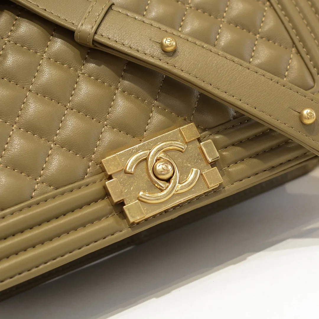 💰420￥ (Full sheepskin with original hardware) [Smile] Chanel Chanel 👑 Lambskin [Lightning] Thickened electroplated hardware accessories 🌈 The workmanship is comparable to the original order 💪 The bottom can be pinched and rebounded without trace, absolutely spot-on and real-life, fashionable and durable 💪💪 High-end quality, no pressure in and out of the drill cabinet 💏, size 25*15*8cm, style number: 67086 gold slip