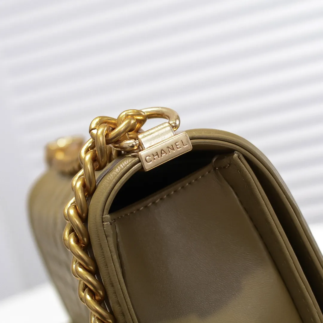 💰420￥ (Full sheepskin with original hardware) [Smile] Chanel Chanel 👑 Lambskin [Lightning] Thickened electroplated hardware accessories 🌈 The workmanship is comparable to the original order 💪 The bottom can be pinched and rebounded without trace, absolutely spot-on and real-life, fashionable and durable 💪💪 High-end quality, no pressure in and out of the drill cabinet 💏, size 25*15*8cm, style number: 67086 gold slip