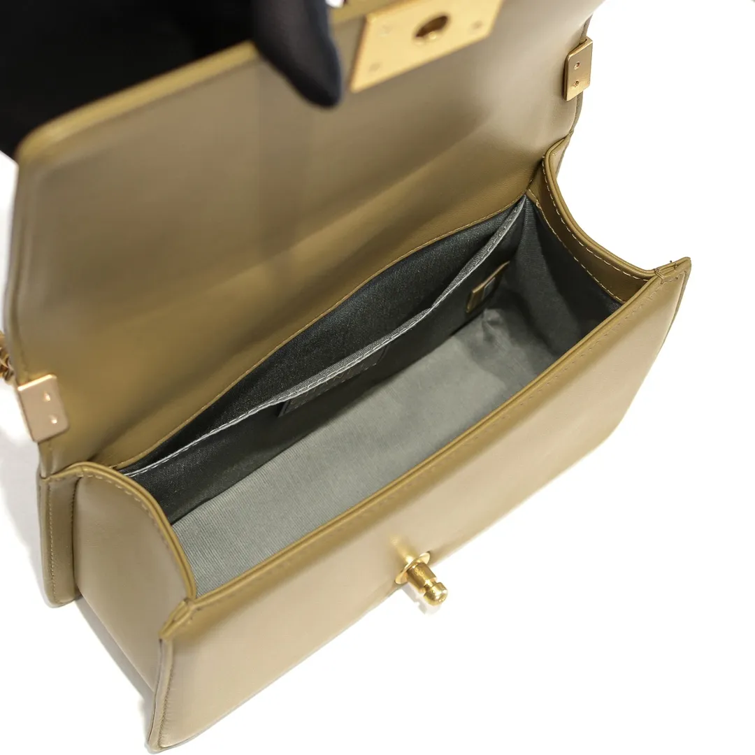 💰420￥ (Full sheepskin with original hardware) [Smile] Chanel Chanel 👑 Lambskin [Lightning] Thickened electroplated hardware accessories 🌈 The workmanship is comparable to the original order 💪 The bottom can be pinched and rebounded without trace, absolutely spot-on and real-life, fashionable and durable 💪💪 High-end quality, no pressure in and out of the drill cabinet 💏, size 25*15*8cm, style number: 67086 gold slip