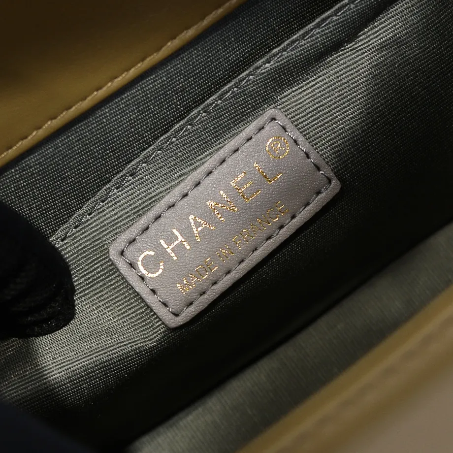 💰420￥ (Full sheepskin with original hardware) [Smile] Chanel Chanel 👑 Lambskin [Lightning] Thickened electroplated hardware accessories 🌈 The workmanship is comparable to the original order 💪 The bottom can be pinched and rebounded without trace, absolutely spot-on and real-life, fashionable and durable 💪💪 High-end quality, no pressure in and out of the drill cabinet 💏, size 25*15*8cm, style number: 67086 gold slip