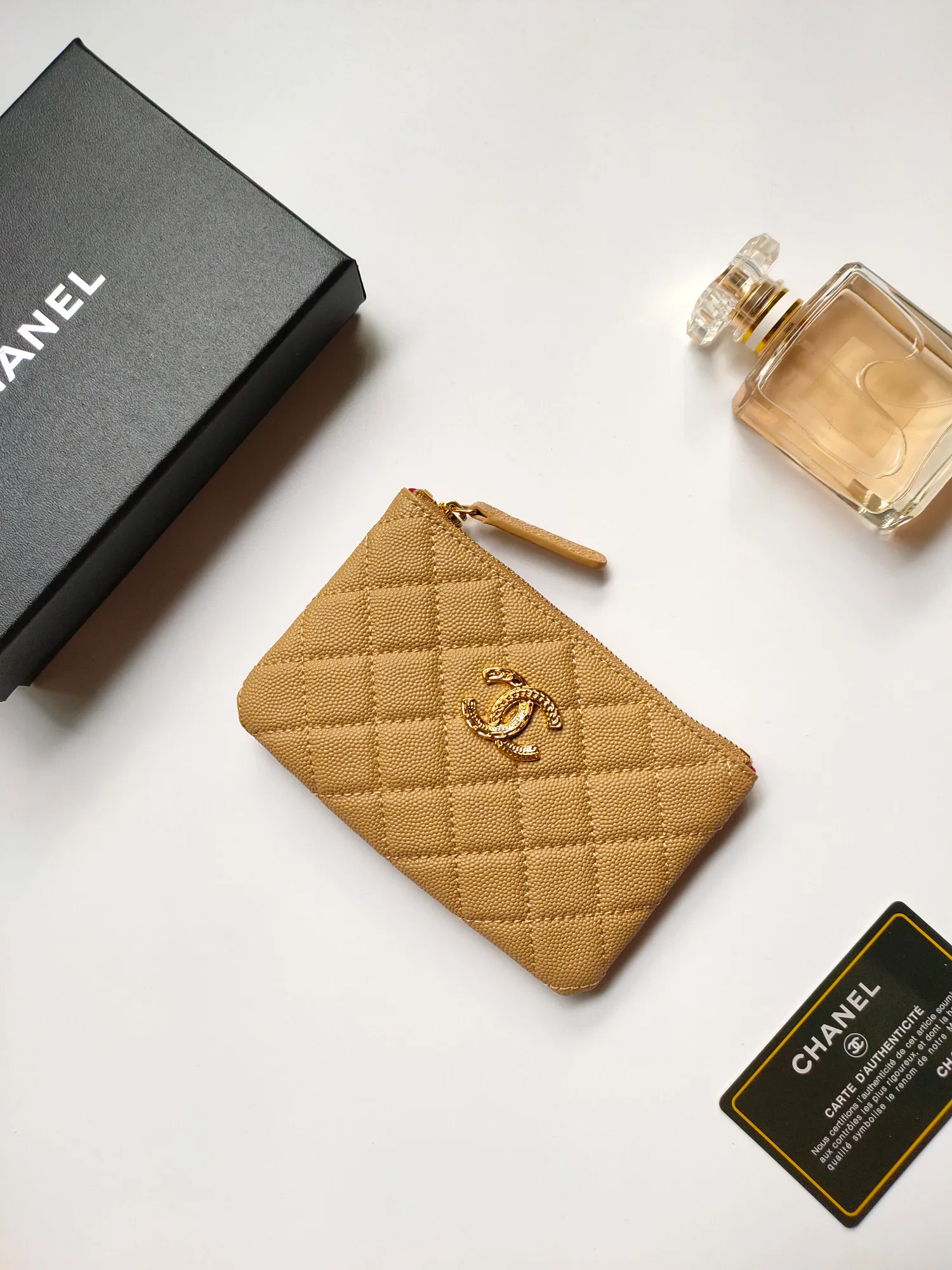 ￥120💰CHANEL 22k embossed lgo large double C hardware, fresh design, exquisite replica flavor, very beautiful, official website 2023 latest🆕Card holder, caviar medium ball grain cowhide is scratch-resistant, super glossy, it is troublesome to carry a bag that is too big in summer, suitable for putting in a mini bag, and convenient for carrying in your pocket😍 The bag has a zipper, which is super practical. You can also put cards, change, coins, and keys inside! Style number: 82365 Size: 15*8.5