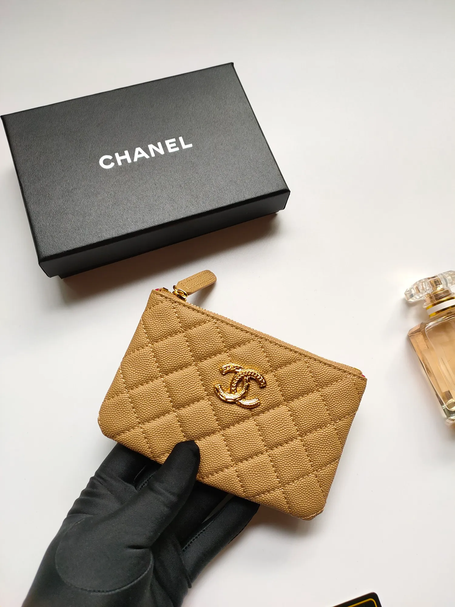 ￥120💰CHANEL 22k embossed lgo large double C hardware, fresh design, exquisite replica flavor, very beautiful, official website 2023 latest🆕Card holder, caviar medium ball grain cowhide is scratch-resistant, super glossy, it is troublesome to carry a bag that is too big in summer, suitable for putting in a mini bag, and convenient for carrying in your pocket😍 The bag has a zipper, which is super practical. You can also put cards, change, coins, and keys inside! Style number: 82365 Size: 15*8.5