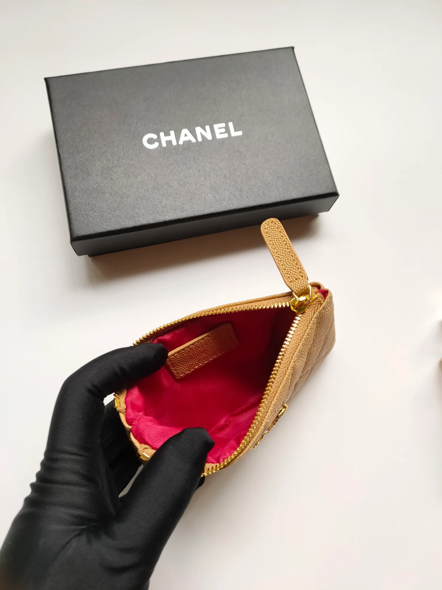￥120💰CHANEL 22k embossed lgo large double C hardware, fresh design, exquisite replica flavor, very beautiful, official website 2023 latest🆕Card holder, caviar medium ball grain cowhide is scratch-resistant, super glossy, it is troublesome to carry a bag that is too big in summer, suitable for putting in a mini bag, and convenient for carrying in your pocket😍 The bag has a zipper, which is super practical. You can also put cards, change, coins, and keys inside! Style number: 82365 Size: 15*8.5