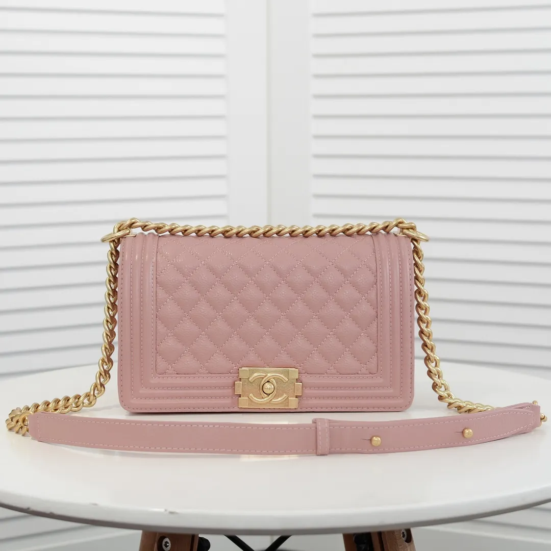 💰460￥ "Full leather inside and out with original hardware" Chanel👑 Using imported first-layer cowhide with lychee pattern [color] [lightning] thickened electroplated hardware accessories🌈The workmanship is comparable to the original order💪The bottom can be pinched and rebounded without trace, absolutely spot-on and real-life, fashionable and durable💪💪High-end quality, no pressure in and out of the drill cabinet💏, size 25*15*8cm Style number: 67086