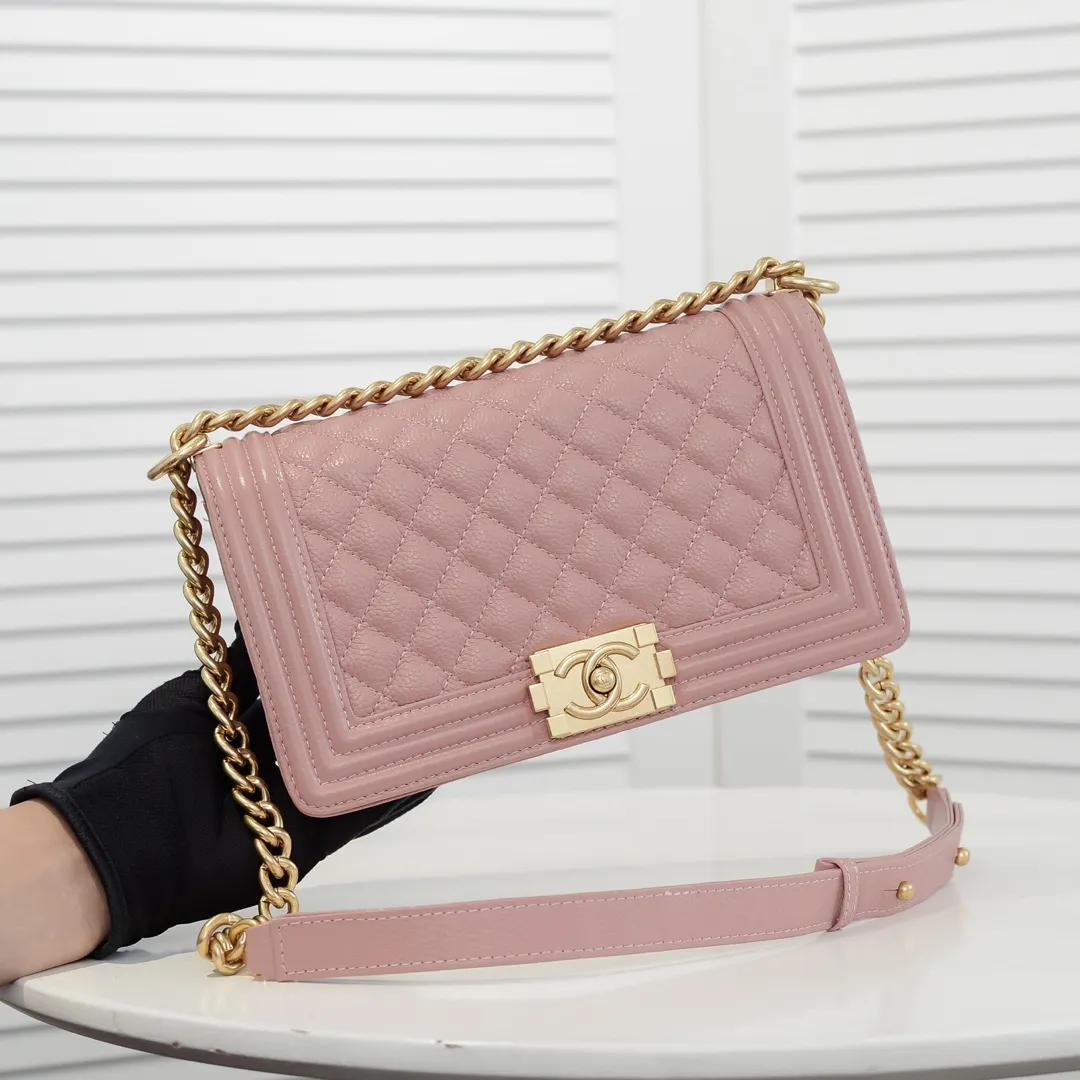 💰460￥ "Full leather inside and out with original hardware" Chanel👑 Using imported first-layer cowhide with lychee pattern [color] [lightning] thickened electroplated hardware accessories🌈The workmanship is comparable to the original order💪The bottom can be pinched and rebounded without trace, absolutely spot-on and real-life, fashionable and durable💪💪High-end quality, no pressure in and out of the drill cabinet💏, size 25*15*8cm Style number: 67086