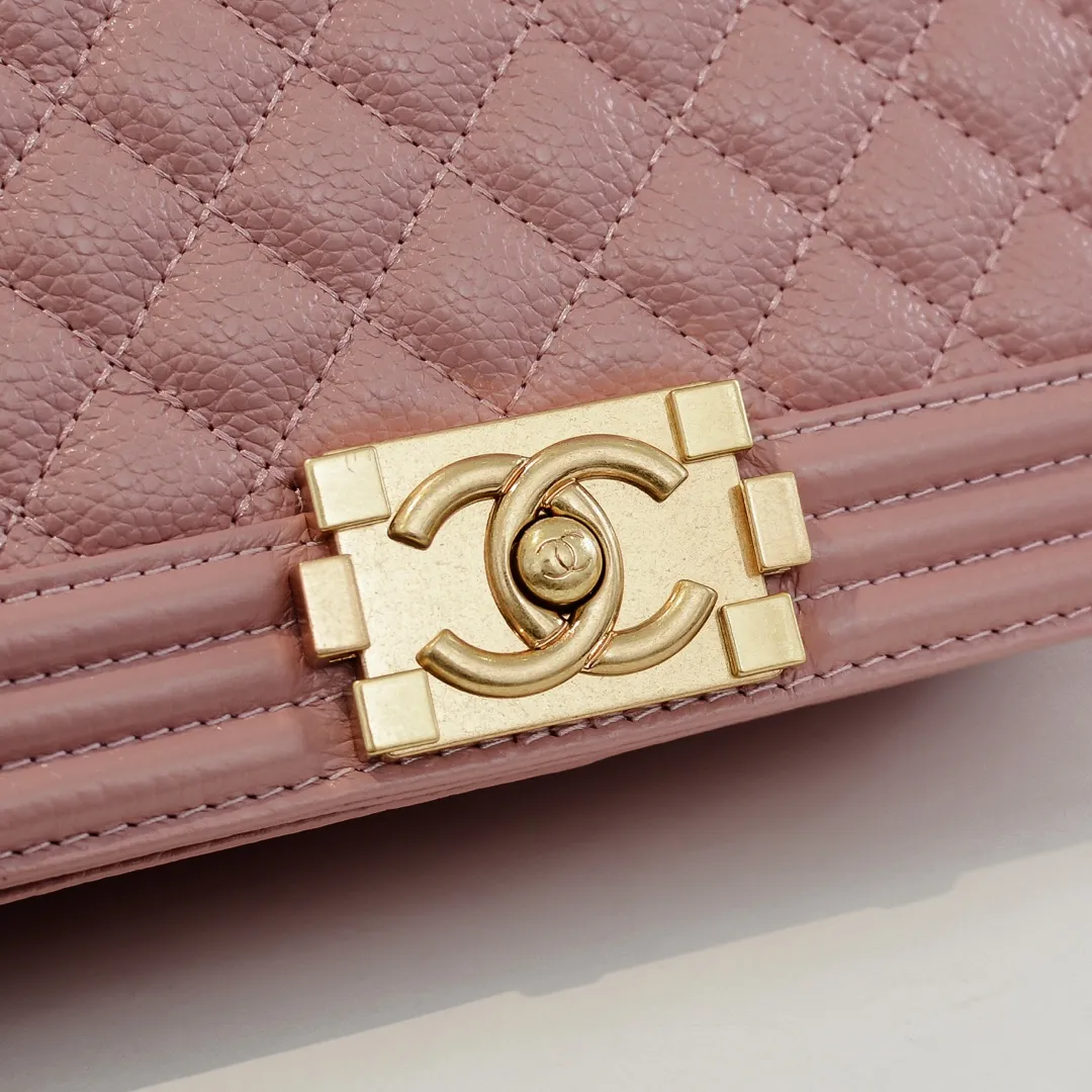 💰460￥ "Full leather inside and out with original hardware" Chanel👑 Using imported first-layer cowhide with lychee pattern [color] [lightning] thickened electroplated hardware accessories🌈The workmanship is comparable to the original order💪The bottom can be pinched and rebounded without trace, absolutely spot-on and real-life, fashionable and durable💪💪High-end quality, no pressure in and out of the drill cabinet💏, size 25*15*8cm Style number: 67086