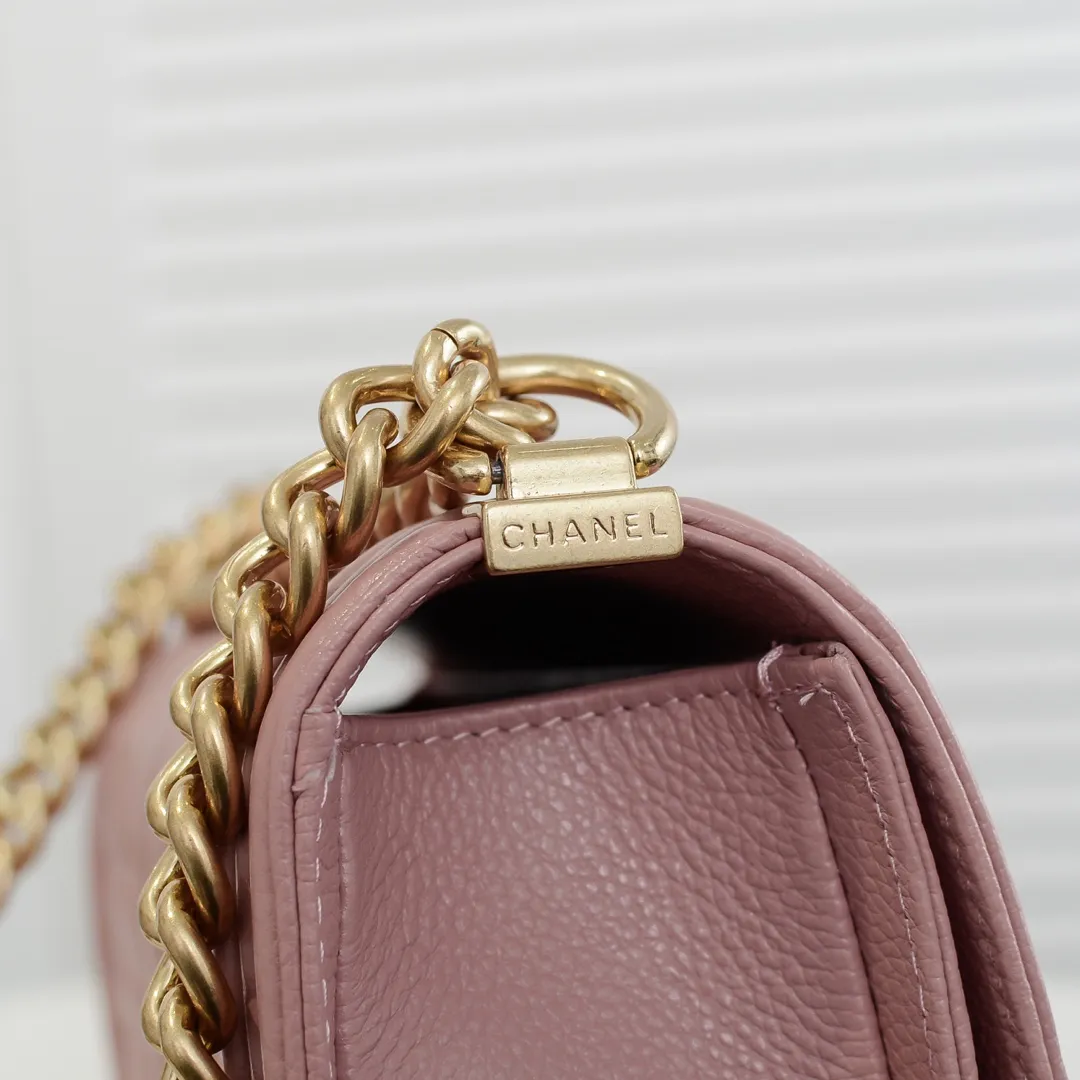 💰460￥ "Full leather inside and out with original hardware" Chanel👑 Using imported first-layer cowhide with lychee pattern [color] [lightning] thickened electroplated hardware accessories🌈The workmanship is comparable to the original order💪The bottom can be pinched and rebounded without trace, absolutely spot-on and real-life, fashionable and durable💪💪High-end quality, no pressure in and out of the drill cabinet💏, size 25*15*8cm Style number: 67086