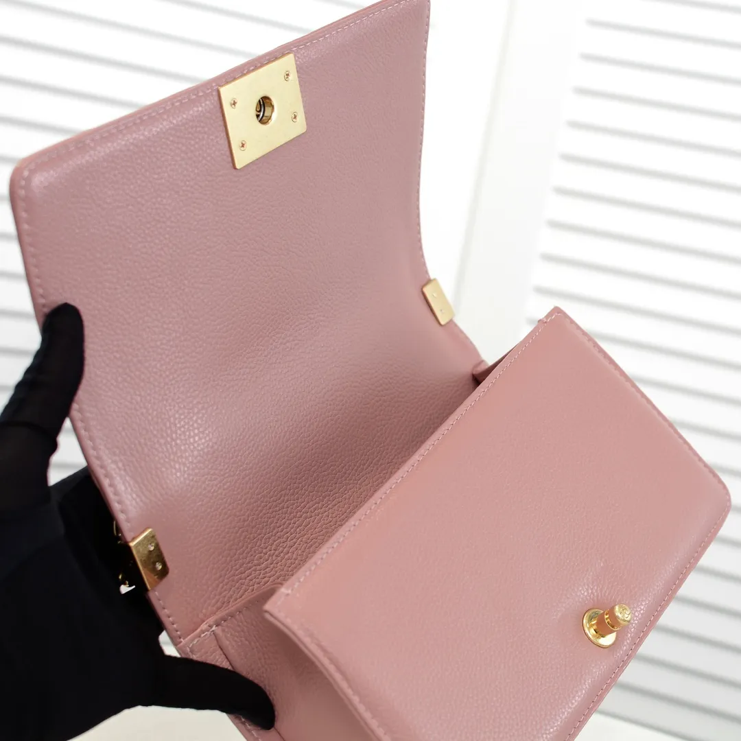 💰460￥ "Full leather inside and out with original hardware" Chanel👑 Using imported first-layer cowhide with lychee pattern [color] [lightning] thickened electroplated hardware accessories🌈The workmanship is comparable to the original order💪The bottom can be pinched and rebounded without trace, absolutely spot-on and real-life, fashionable and durable💪💪High-end quality, no pressure in and out of the drill cabinet💏, size 25*15*8cm Style number: 67086