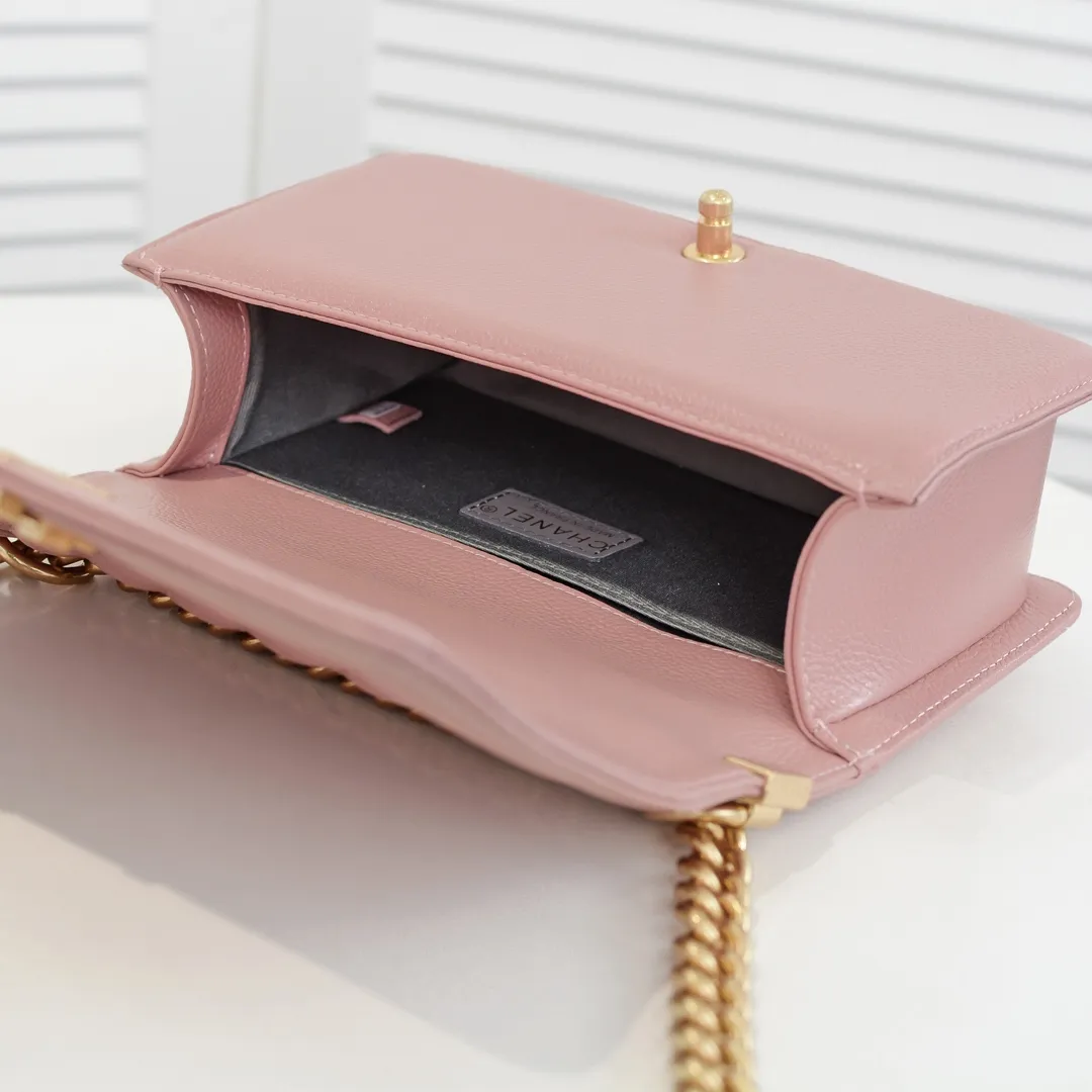💰460￥ "Full leather inside and out with original hardware" Chanel👑 Using imported first-layer cowhide with lychee pattern [color] [lightning] thickened electroplated hardware accessories🌈The workmanship is comparable to the original order💪The bottom can be pinched and rebounded without trace, absolutely spot-on and real-life, fashionable and durable💪💪High-end quality, no pressure in and out of the drill cabinet💏, size 25*15*8cm Style number: 67086