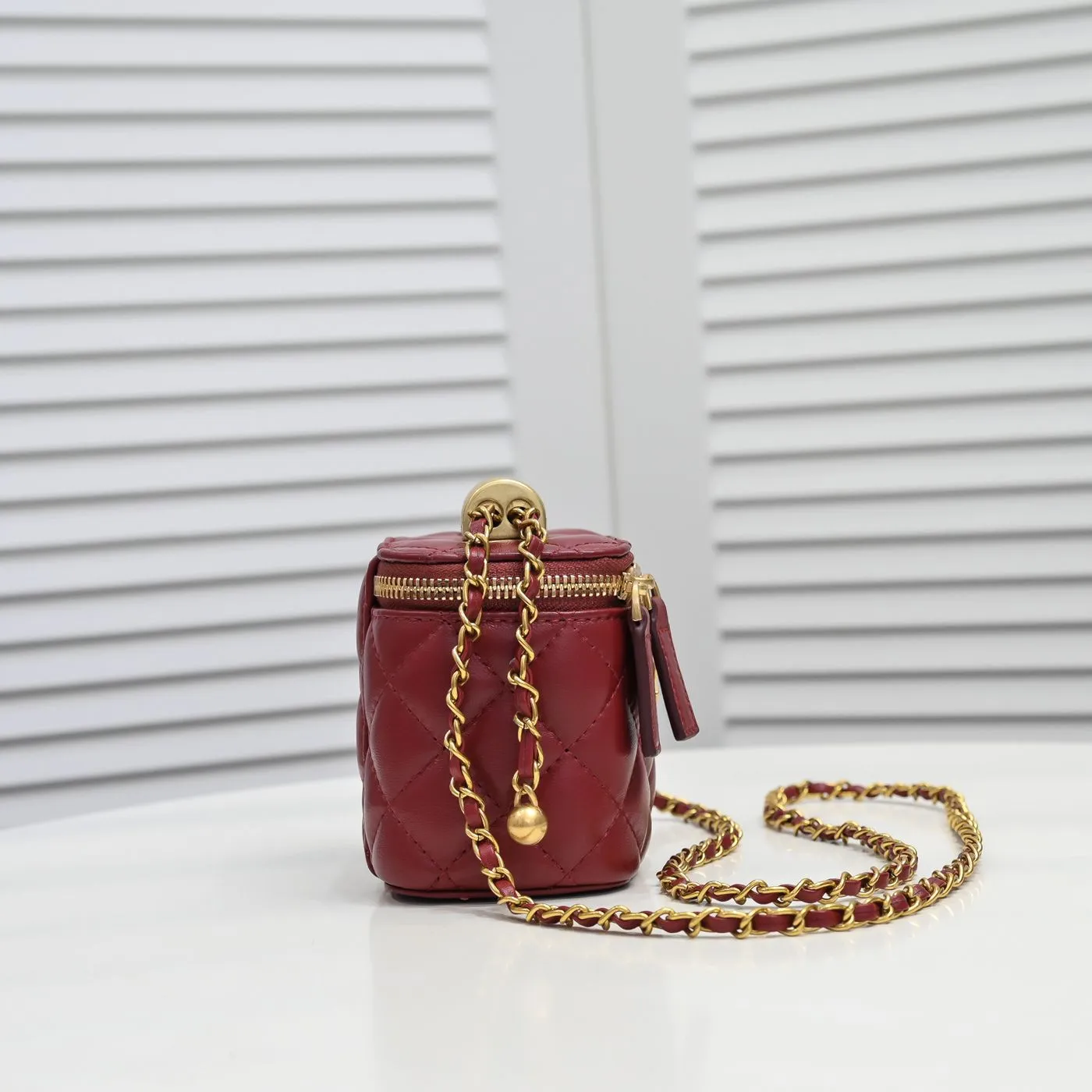 💰340￥Chanel 2021 Autumn and Winter New Product Portable Makeup Box Small Storage Box Original Hardware Adjustable Shoulder Strap Imported Sheepskin Open to retouch makeup when going out Close to adjust styling Can be used as a storage box even at home Lipstick, BB cream, foundation, tissue, everything can be stored Excellent upper body effect, super versatile Size: 11*8.5*7cm Style No.: 8103