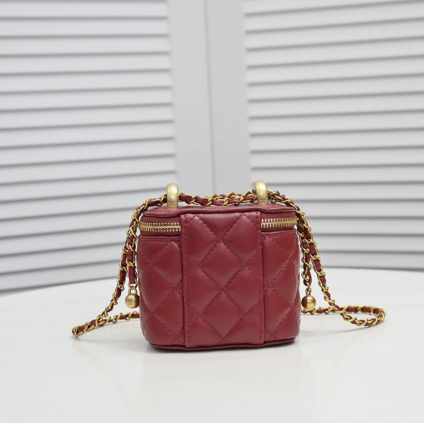 💰340￥Chanel 2021 Autumn and Winter New Product Portable Makeup Box Small Storage Box Original Hardware Adjustable Shoulder Strap Imported Sheepskin Open to retouch makeup when going out Close to adjust styling Can be used as a storage box even at home Lipstick, BB cream, foundation, tissue, everything can be stored Excellent upper body effect, super versatile Size: 11*8.5*7cm Style No.: 8103