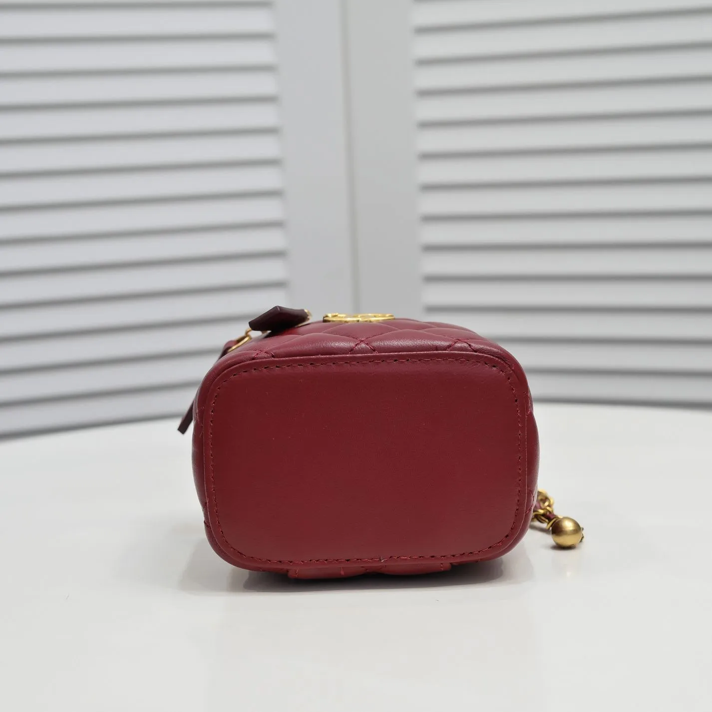 💰340￥Chanel 2021 Autumn and Winter New Product Portable Makeup Box Small Storage Box Original Hardware Adjustable Shoulder Strap Imported Sheepskin Open to retouch makeup when going out Close to adjust styling Can be used as a storage box even at home Lipstick, BB cream, foundation, tissue, everything can be stored Excellent upper body effect, super versatile Size: 11*8.5*7cm Style No.: 8103