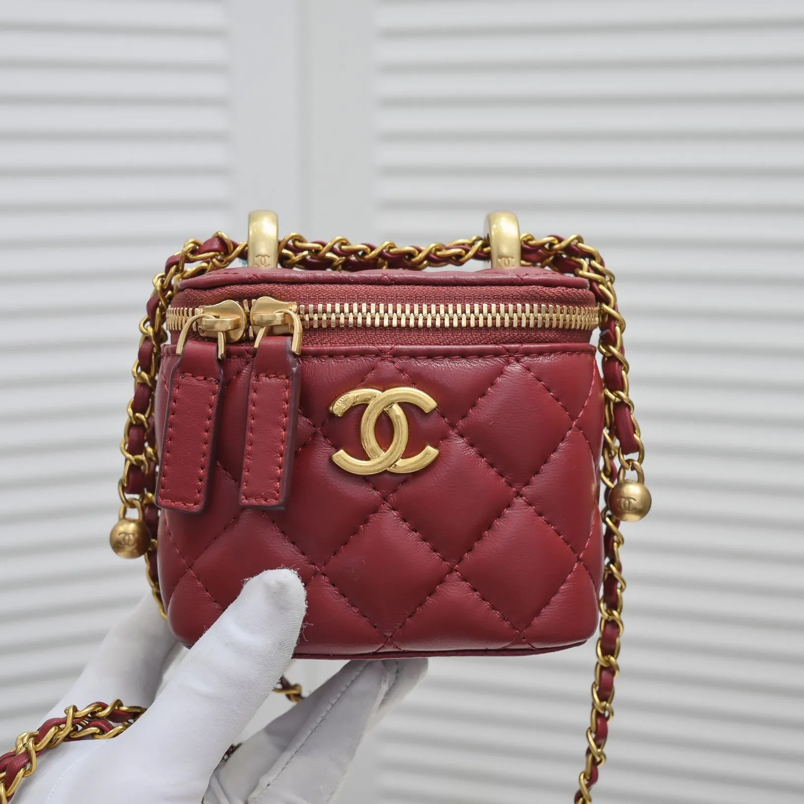 💰340￥Chanel 2021 Autumn and Winter New Product Portable Makeup Box Small Storage Box Original Hardware Adjustable Shoulder Strap Imported Sheepskin Open to retouch makeup when going out Close to adjust styling Can be used as a storage box even at home Lipstick, BB cream, foundation, tissue, everything can be stored Excellent upper body effect, super versatile Size: 11*8.5*7cm Style No.: 8103