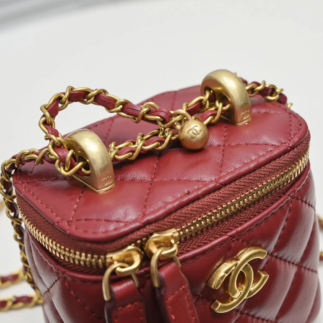 💰340￥Chanel 2021 Autumn and Winter New Product Portable Makeup Box Small Storage Box Original Hardware Adjustable Shoulder Strap Imported Sheepskin Open to retouch makeup when going out Close to adjust styling Can be used as a storage box even at home Lipstick, BB cream, foundation, tissue, everything can be stored Excellent upper body effect, super versatile Size: 11*8.5*7cm Style No.: 8103