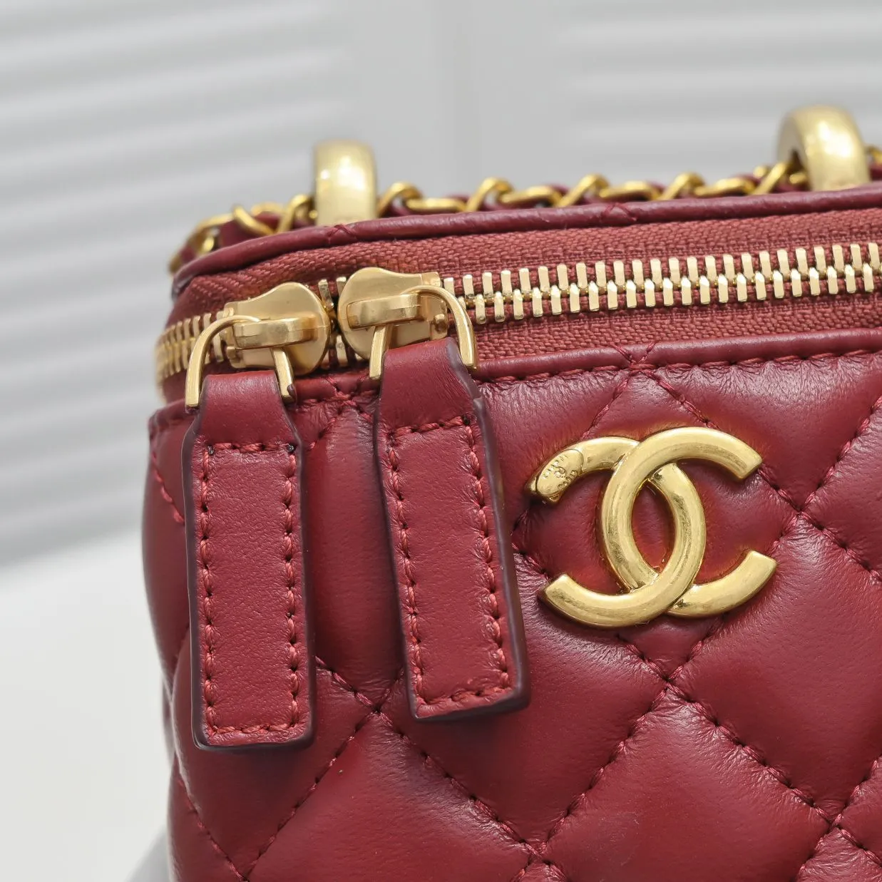 💰340￥Chanel 2021 Autumn and Winter New Product Portable Makeup Box Small Storage Box Original Hardware Adjustable Shoulder Strap Imported Sheepskin Open to retouch makeup when going out Close to adjust styling Can be used as a storage box even at home Lipstick, BB cream, foundation, tissue, everything can be stored Excellent upper body effect, super versatile Size: 11*8.5*7cm Style No.: 8103