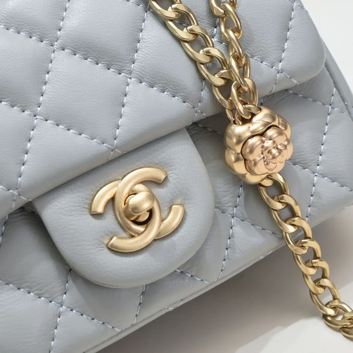 💰340￥Camellia adjusting buckle series in small size 23s. The main design of the s series every year continues the classic inheritance of the past. The golden ball, gold pillar, football walnut ball and love adjusting buckle are beautiful, but the camellia has the essence and soul of Chanel! The camellia has been interpreted differently for hundreds of years. It rarely appears on bags! Style number: 9101 Size: 13*18*7cm