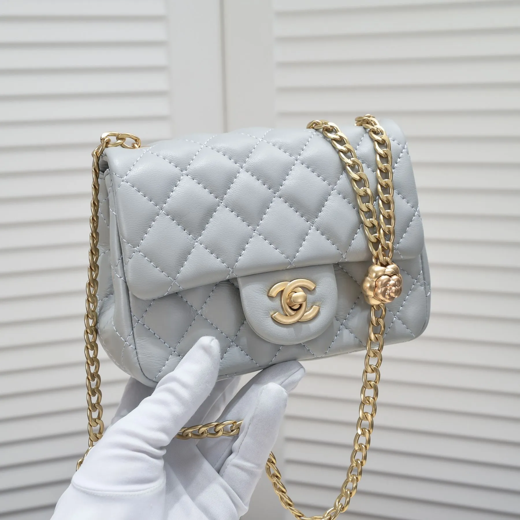 💰340￥Camellia adjusting buckle series in small size 23s. The main design of the s series every year continues the classic inheritance of the past. The golden ball, gold pillar, football walnut ball and love adjusting buckle are beautiful, but the camellia has the essence and soul of Chanel! The camellia has been interpreted differently for hundreds of years. It rarely appears on bags! Style number: 9101 Size: 13*18*7cm