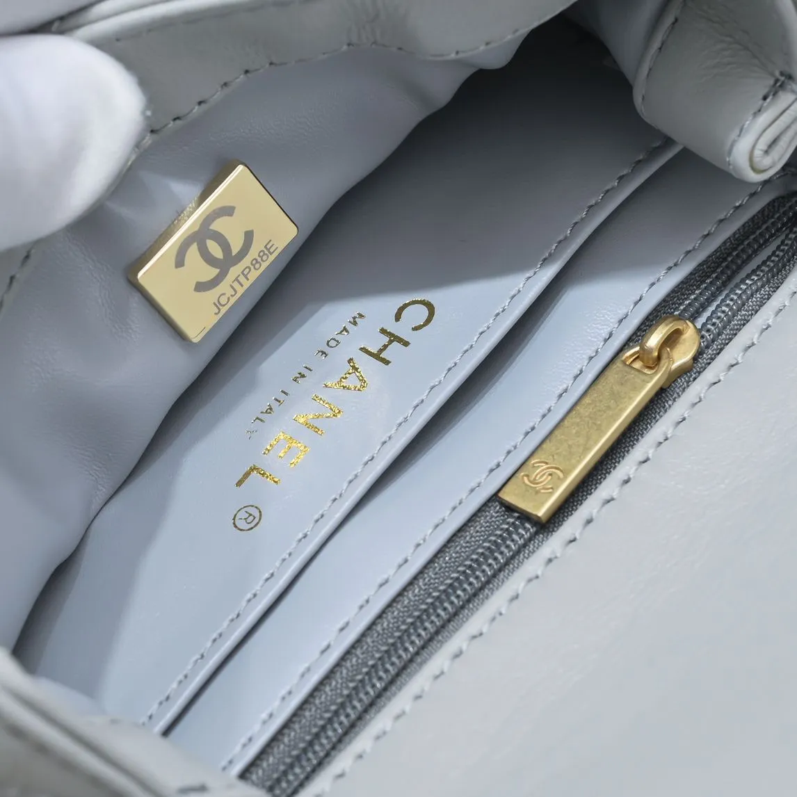 💰340￥Camellia adjusting buckle series in small size 23s. The main design of the s series every year continues the classic inheritance of the past. The golden ball, gold pillar, football walnut ball and love adjusting buckle are beautiful, but the camellia has the essence and soul of Chanel! The camellia has been interpreted differently for hundreds of years. It rarely appears on bags! Style number: 9101 Size: 13*18*7cm