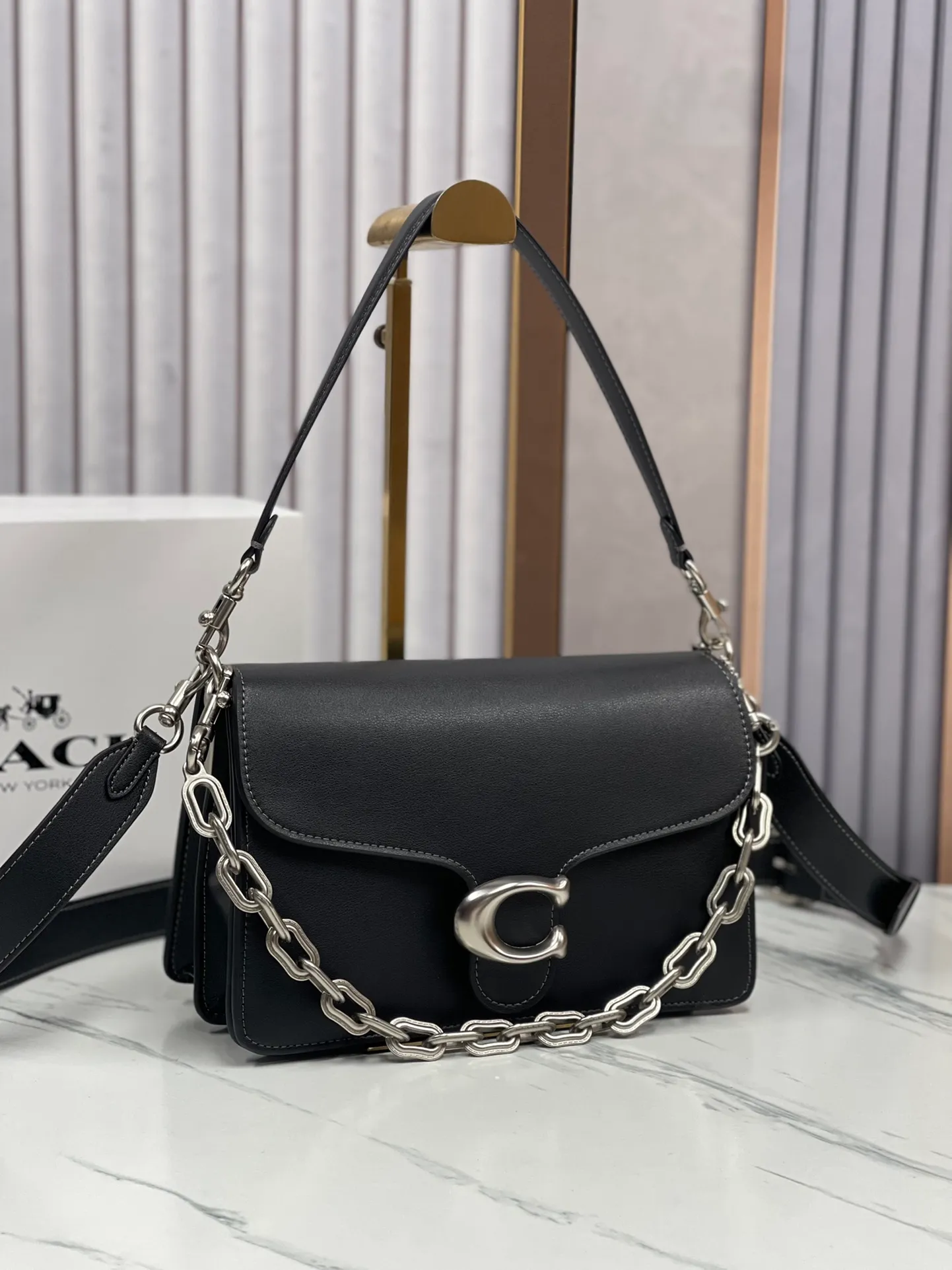 P500💰120 new product chaintabby model CAF5252 added internal compartment cover is soft and casual multi-layered super packaging super practical three shoulder straps and chains can create a variety of styles size 26:16.5*8.5