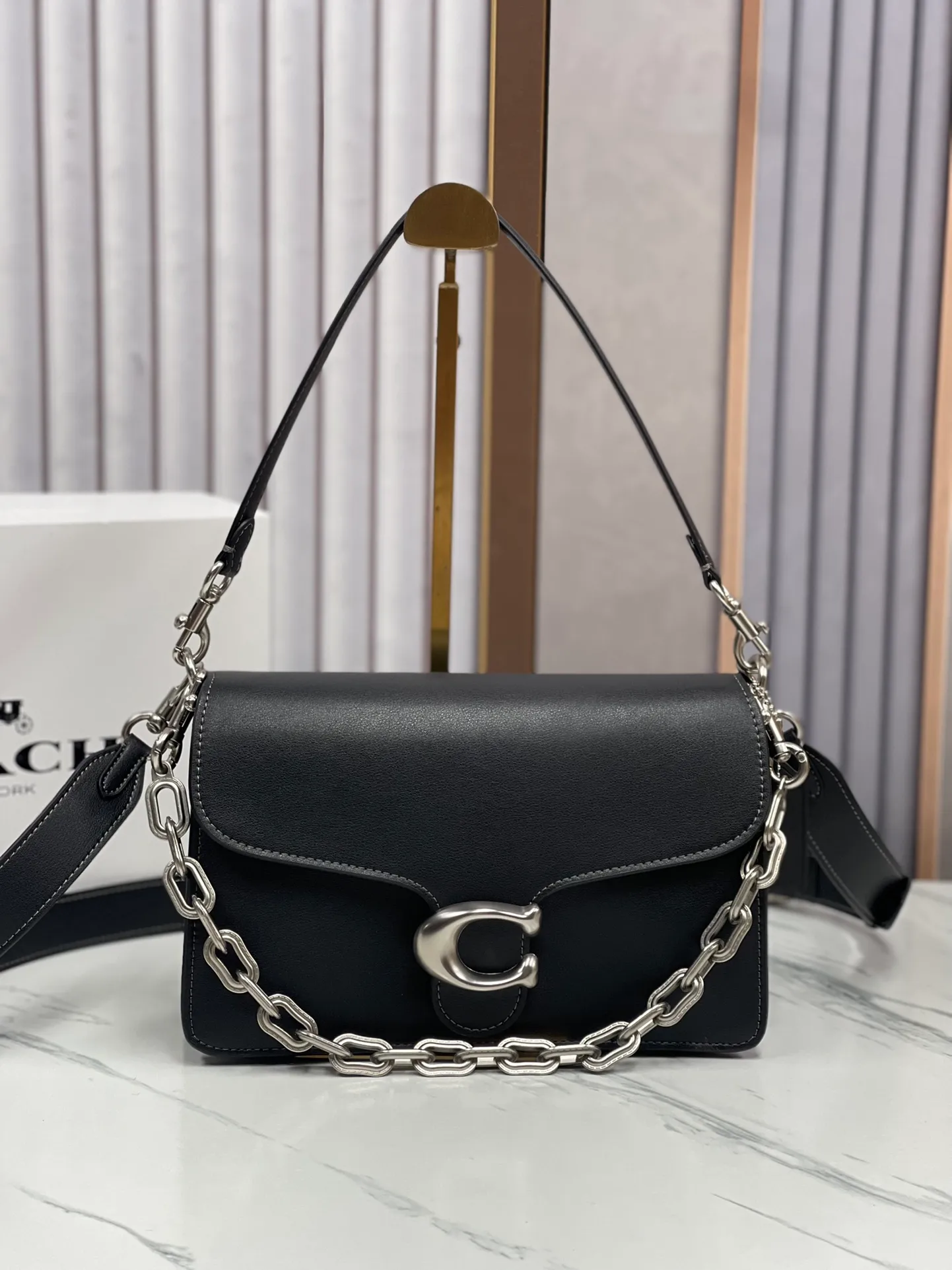 P500💰120 new product chaintabby model CAF5252 added internal compartment cover is soft and casual multi-layered super packaging super practical three shoulder straps and chains can create a variety of styles size 26:16.5*8.5