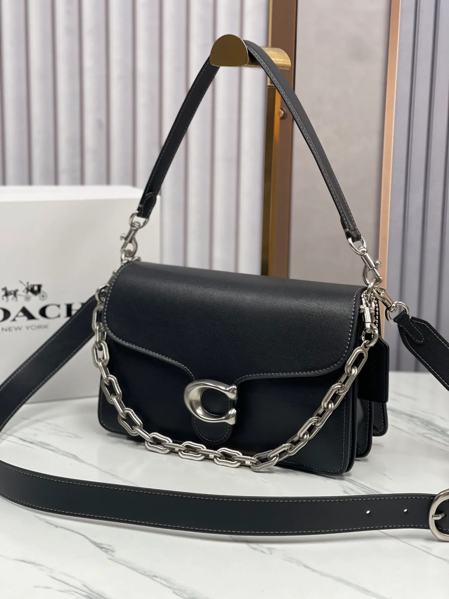 P500💰120 new product chaintabby model CAF5252 added internal compartment cover is soft and casual multi-layered super packaging super practical three shoulder straps and chains can create a variety of styles size 26:16.5*8.5