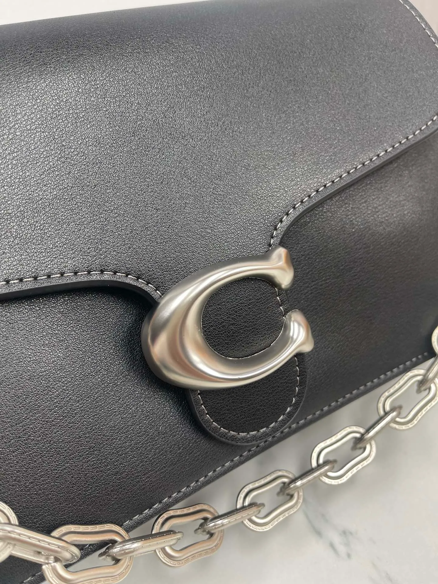 P500💰120 new product chaintabby model CAF5252 added internal compartment cover is soft and casual multi-layered super packaging super practical three shoulder straps and chains can create a variety of styles size 26:16.5*8.5