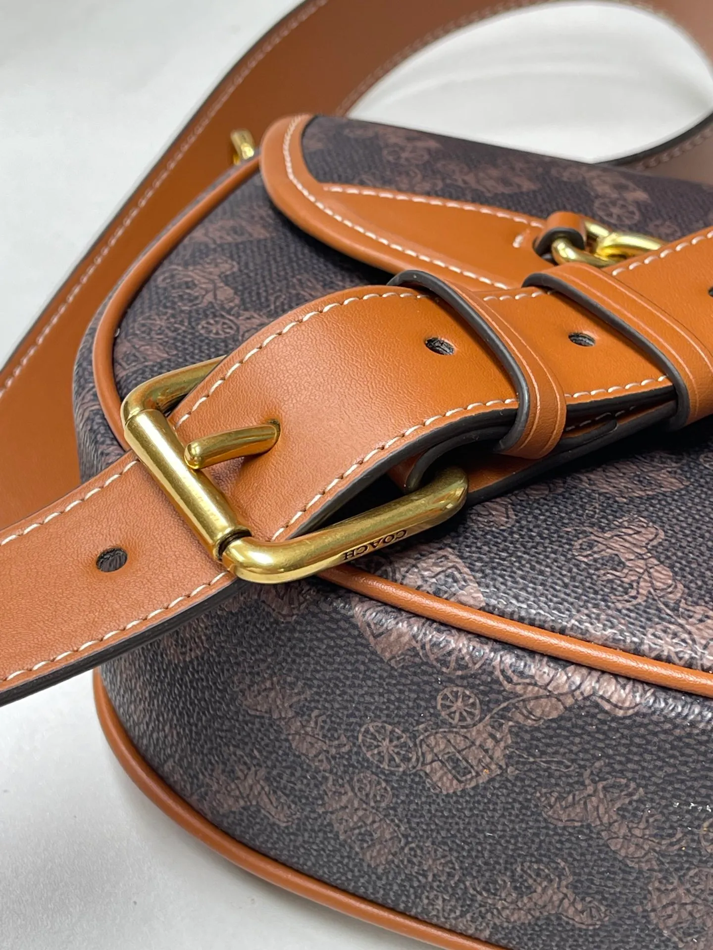 Batch 440💰 Coach’s new counter synchronization model CR512 HARLER shoulder crossbody bag saddle bag, minimalist and casual, casual and versatile item ~ 22x17.5x6cm