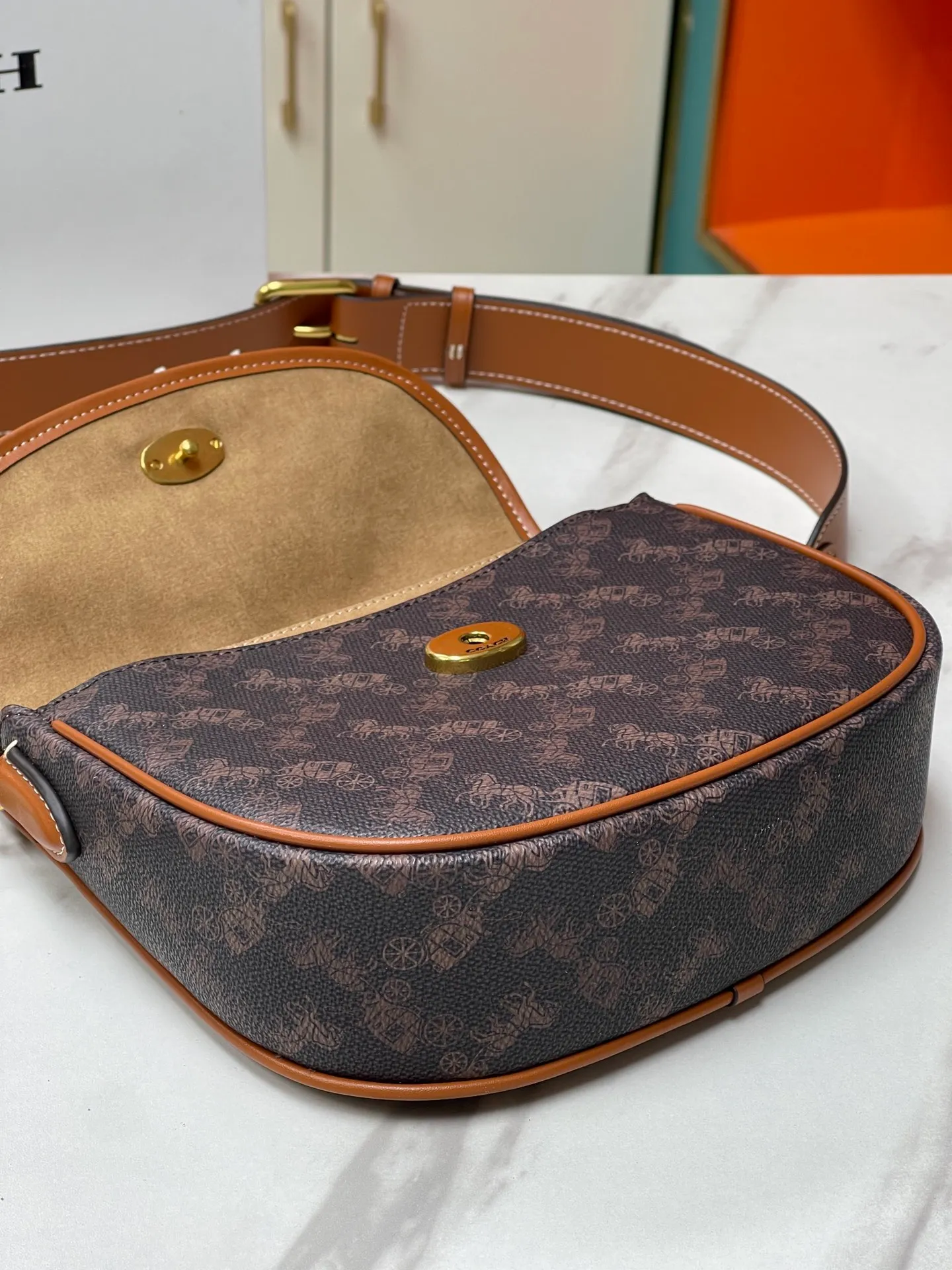 Batch 440💰 Coach’s new counter synchronization model CR512 HARLER shoulder crossbody bag saddle bag, minimalist and casual, casual and versatile item ~ 22x17.5x6cm