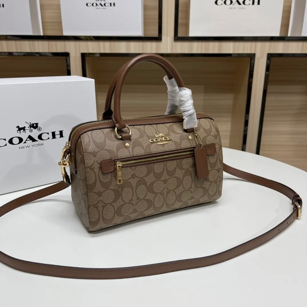 Top original order, batch 480💰COACH/Coach’s new Boston bag 83607 is a super practical bag, regardless of age or season. The bag has a large space and can hold a lot of things. This bag has a long shoulder strap and can be worn cross-body. Size:26*15*13cm