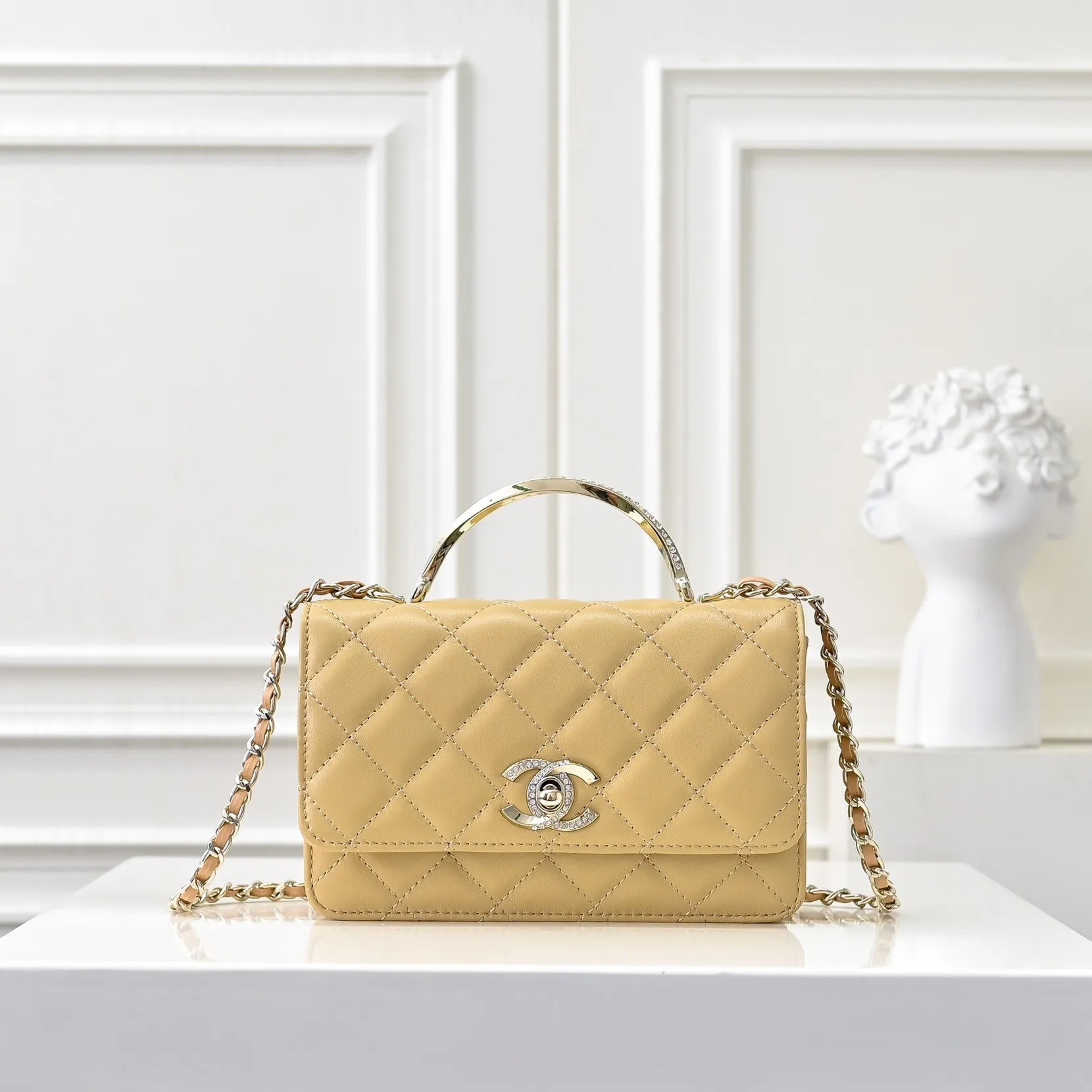💰440￥👑CHANEL2024K new autumn and winter sheepskin metal rhinestone handle woc is really beautiful, can be carried by hand🉑️crossbody. I fell in love with the handle design as soon as I saw it. The design is so exquisite, the rhinestones are sparkling! ! ! ! Size: 19x12cm, style number: 1215