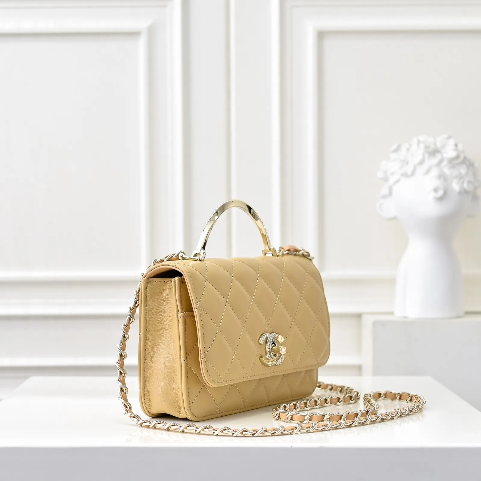 💰440￥👑CHANEL2024K new autumn and winter sheepskin metal rhinestone handle woc is really beautiful, can be carried by hand🉑️crossbody. I fell in love with the handle design as soon as I saw it. The design is so exquisite, the rhinestones are sparkling! ! ! ! Size: 19x12cm, style number: 1215