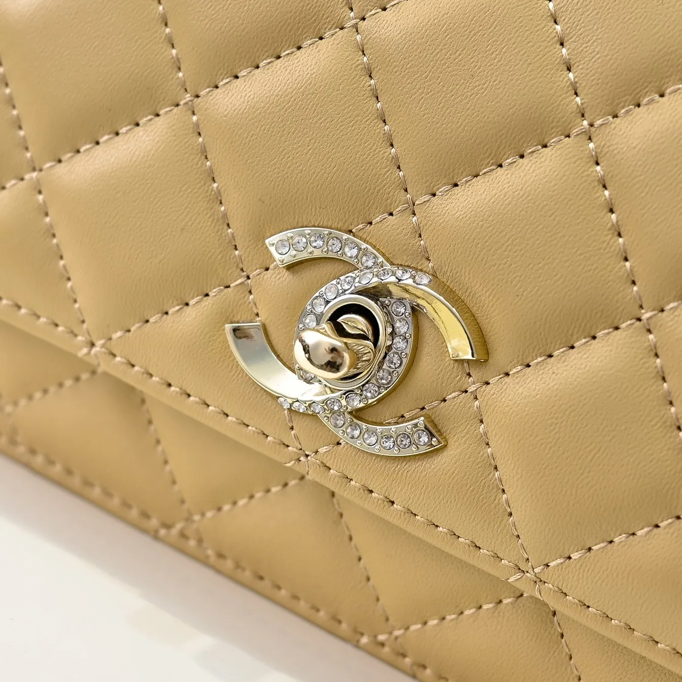 💰440￥👑CHANEL2024K new autumn and winter sheepskin metal rhinestone handle woc is really beautiful, can be carried by hand🉑️crossbody. I fell in love with the handle design as soon as I saw it. The design is so exquisite, the rhinestones are sparkling! ! ! ! Size: 19x12cm, style number: 1215