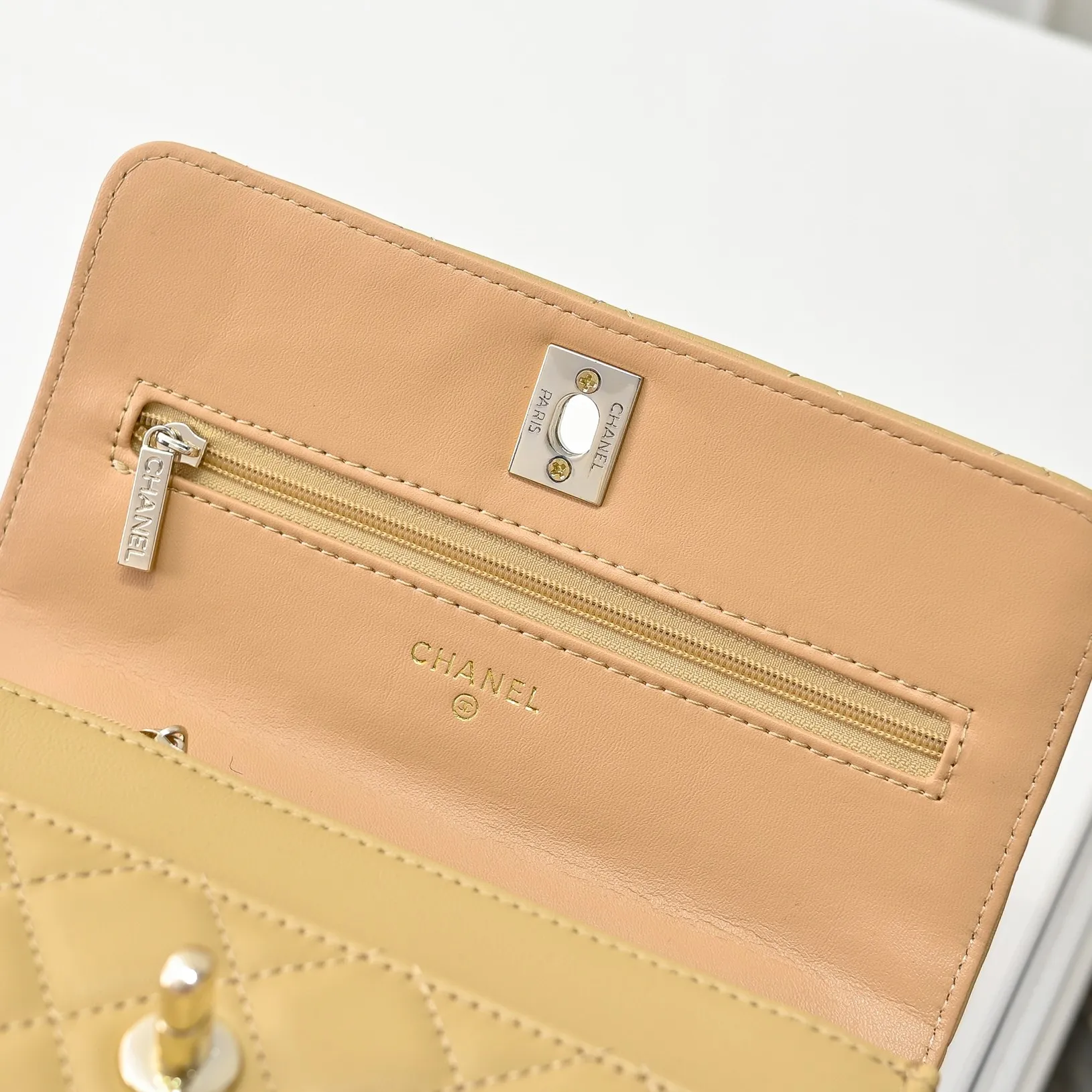 💰440￥👑CHANEL2024K new autumn and winter sheepskin metal rhinestone handle woc is really beautiful, can be carried by hand🉑️crossbody. I fell in love with the handle design as soon as I saw it. The design is so exquisite, the rhinestones are sparkling! ! ! ! Size: 19x12cm, style number: 1215