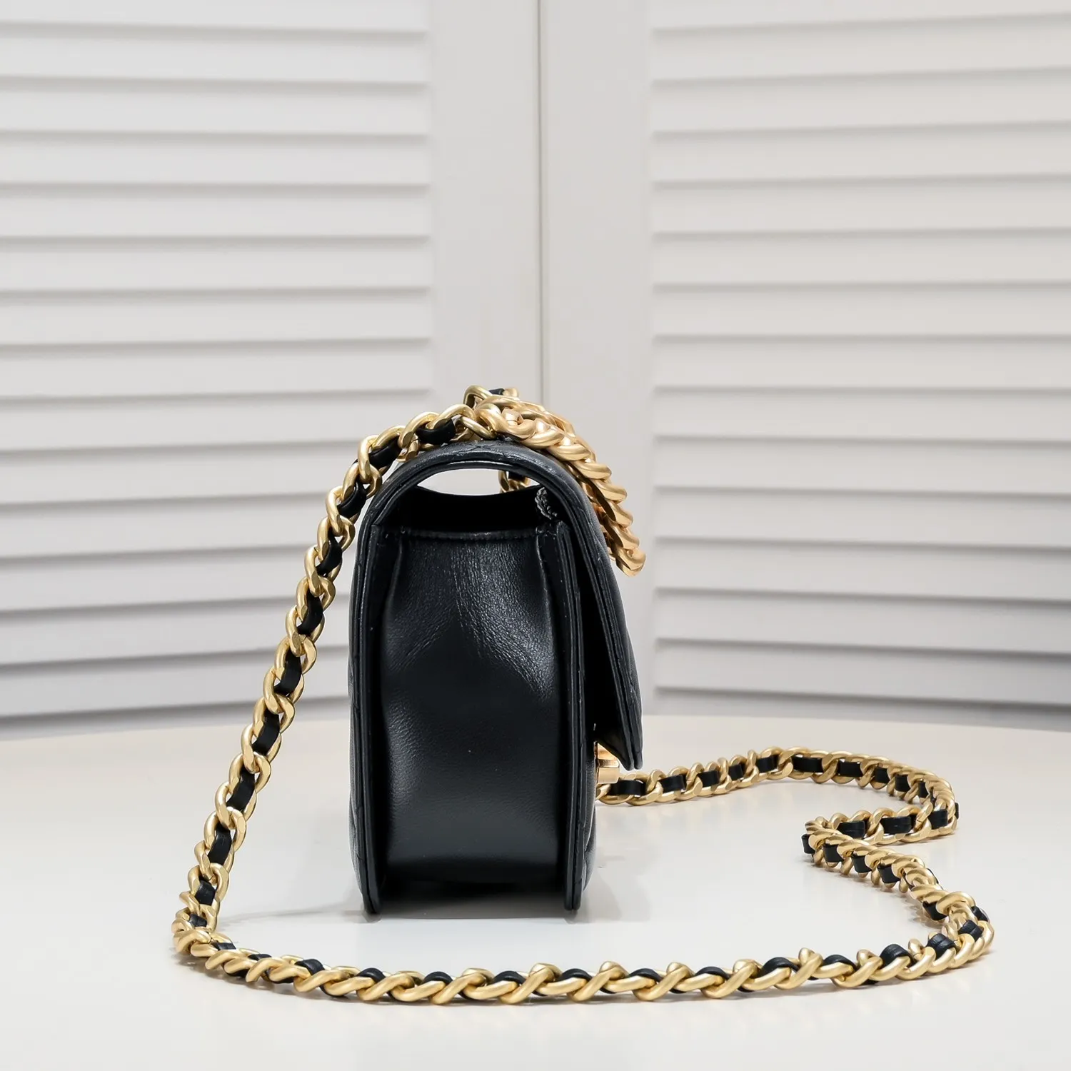 💰420￥Chanel should be like this⁠⁡‍⁡like⁠‍⁡⁢laid⁠⁠⁠lazy⁡casual⁠‍refined and harder, The skin⁢⁡⁢⁢quality‍⁢is also⁢brighter⁢‍‍⁠a little bit brighter on the side⁡⁡, and the side⁠⁢⁢⁢⁢more⁡⁢feels more like Leboy’s⁢⁢⁡feeling~ It is square, because the ⁢⁢⁡⁠⁡⁡ is stiffer than the ⁢⁢⁢⁢⁢harder⁡⁠⁡, so it is thicker and thicker than the seasonal model. ⁡‍The actual volume⁡quantity⁠is⁠about⁠⁢much⁡~the texture⁢‍‍‍⁢⁢⁡⁡is more⁠⁠‍like⁠⁠⁡enjoy⁠⁡the seasonal soft⁢⁠sheepskin🌟chain‍ Size: 23×14×8cm Style number: 9108