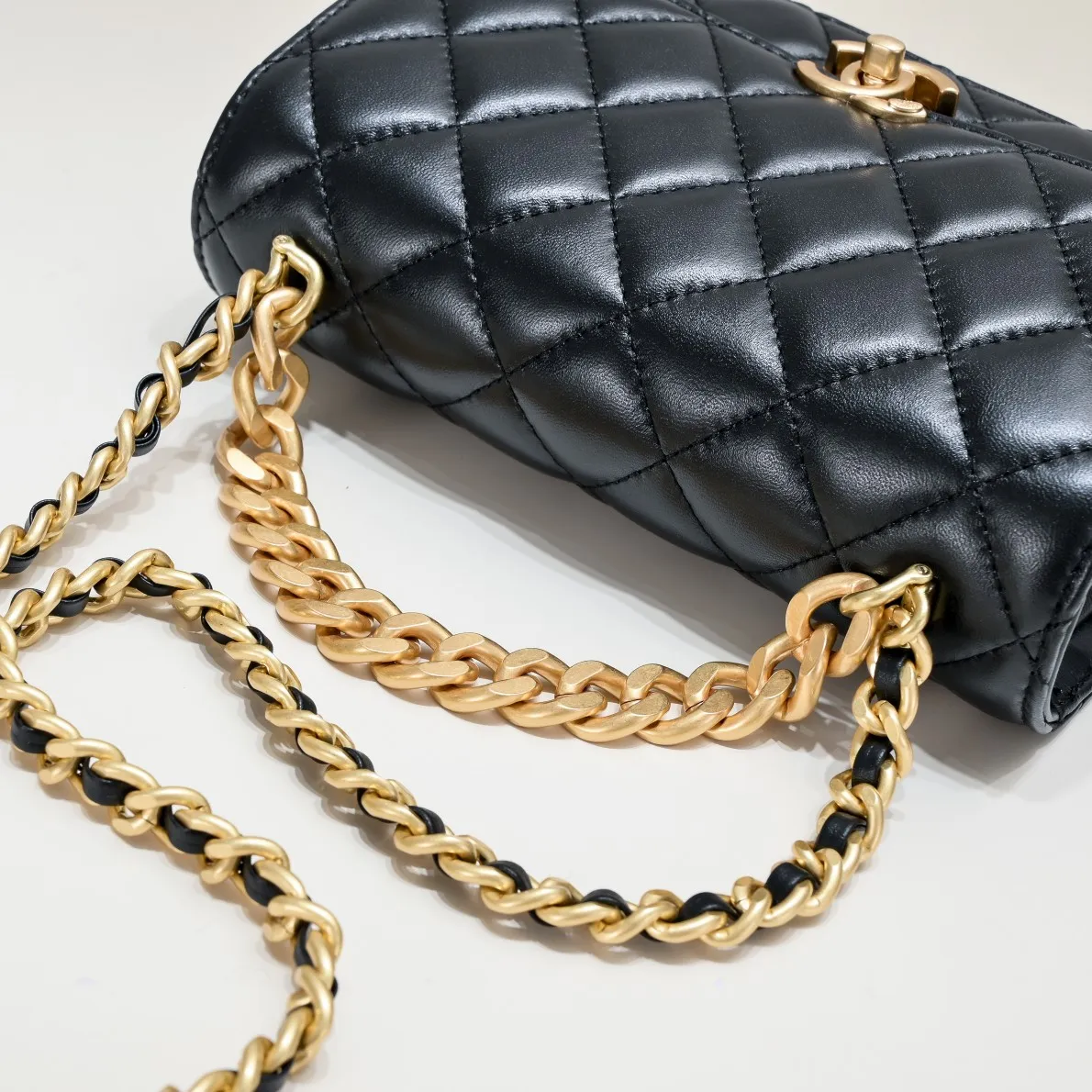 💰420￥Chanel should be like this⁠⁡‍⁡like⁠‍⁡⁢laid⁠⁠⁠lazy⁡casual⁠‍refined and harder, The skin⁢⁡⁢⁢quality‍⁢is also⁢brighter⁢‍‍⁠a little bit brighter on the side⁡⁡, and the side⁠⁢⁢⁢⁢more⁡⁢feels more like Leboy’s⁢⁢⁡feeling~ It is square, because the ⁢⁢⁡⁠⁡⁡ is stiffer than the ⁢⁢⁢⁢⁢harder⁡⁠⁡, so it is thicker and thicker than the seasonal model. ⁡‍The actual volume⁡quantity⁠is⁠about⁠⁢much⁡~the texture⁢‍‍‍⁢⁢⁡⁡is more⁠⁠‍like⁠⁠⁡enjoy⁠⁡the seasonal soft⁢⁠sheepskin🌟chain‍ Size: 23×14×8cm Style number: 9108