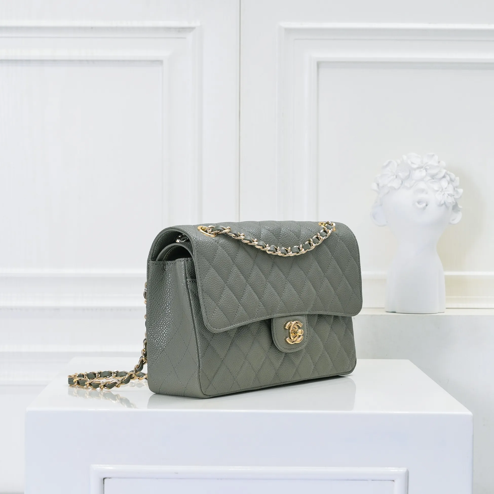 💰420￥Chanel,...Palace-level poison👏...Overseas original factory CF2.55...😱 Absolutely the top-notch caviar ball-grain cowhide you have never seen...✨Real K gold➰Gold buckle✨👑 The line spacing is perfectly consistent. The side of the bag is perfectly streamlined👏..It must have such a texture to be perfect💋 Follow the 9-pin diamond pattern. The flip cover is smooth and seamless ☑️ Strong visual three-dimensional effect 🔱 The diamond pattern is full and delicate 💑 It is super smooth, soft and comfortable to use 👒 CF is a must-have for girls. Size: 25.5*16*6.5cm. Style number: 1112 ball pattern