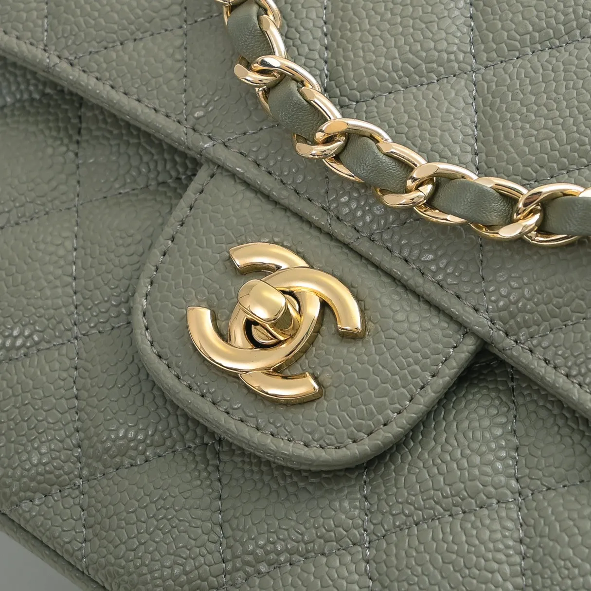 💰420￥Chanel,...Palace-level poison👏...Overseas original factory CF2.55...😱 Absolutely the top-notch caviar ball-grain cowhide you have never seen...✨Real K gold➰Gold buckle✨👑 The line spacing is perfectly consistent. The side of the bag is perfectly streamlined👏..It must have such a texture to be perfect💋 Follow the 9-pin diamond pattern. The flip cover is smooth and seamless ☑️ Strong visual three-dimensional effect 🔱 The diamond pattern is full and delicate 💑 It is super smooth, soft and comfortable to use 👒 CF is a must-have for girls. Size: 25.5*16*6.5cm. Style number: 1112 ball pattern
