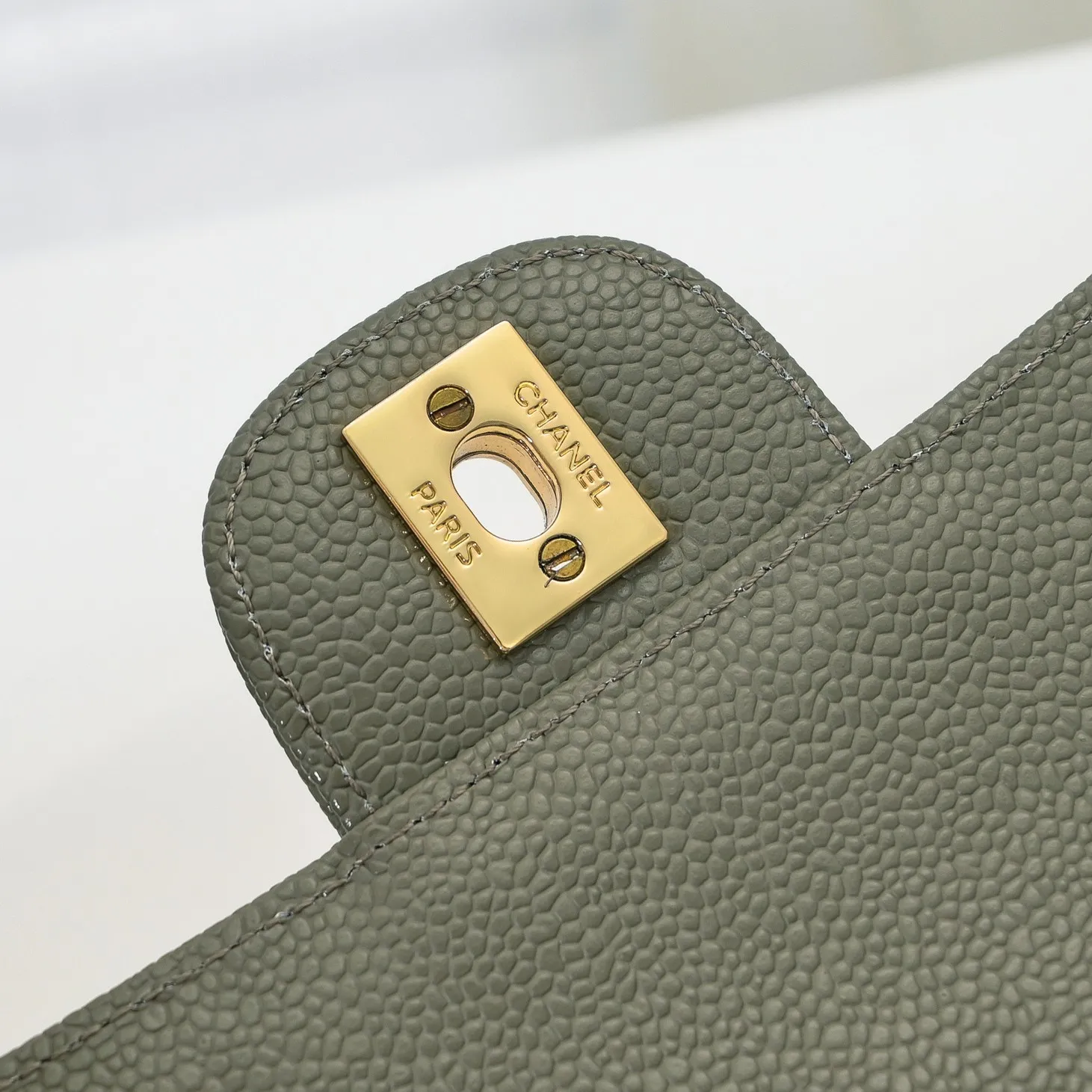 💰420￥Chanel,...Palace-level poison👏...Overseas original factory CF2.55...😱 Absolutely the top-notch caviar ball-grain cowhide you have never seen...✨Real K gold➰Gold buckle✨👑 The line spacing is perfectly consistent. The side of the bag is perfectly streamlined👏..It must have such a texture to be perfect💋 Follow the 9-pin diamond pattern. The flip cover is smooth and seamless ☑️ Strong visual three-dimensional effect 🔱 The diamond pattern is full and delicate 💑 It is super smooth, soft and comfortable to use 👒 CF is a must-have for girls. Size: 25.5*16*6.5cm. Style number: 1112 ball pattern