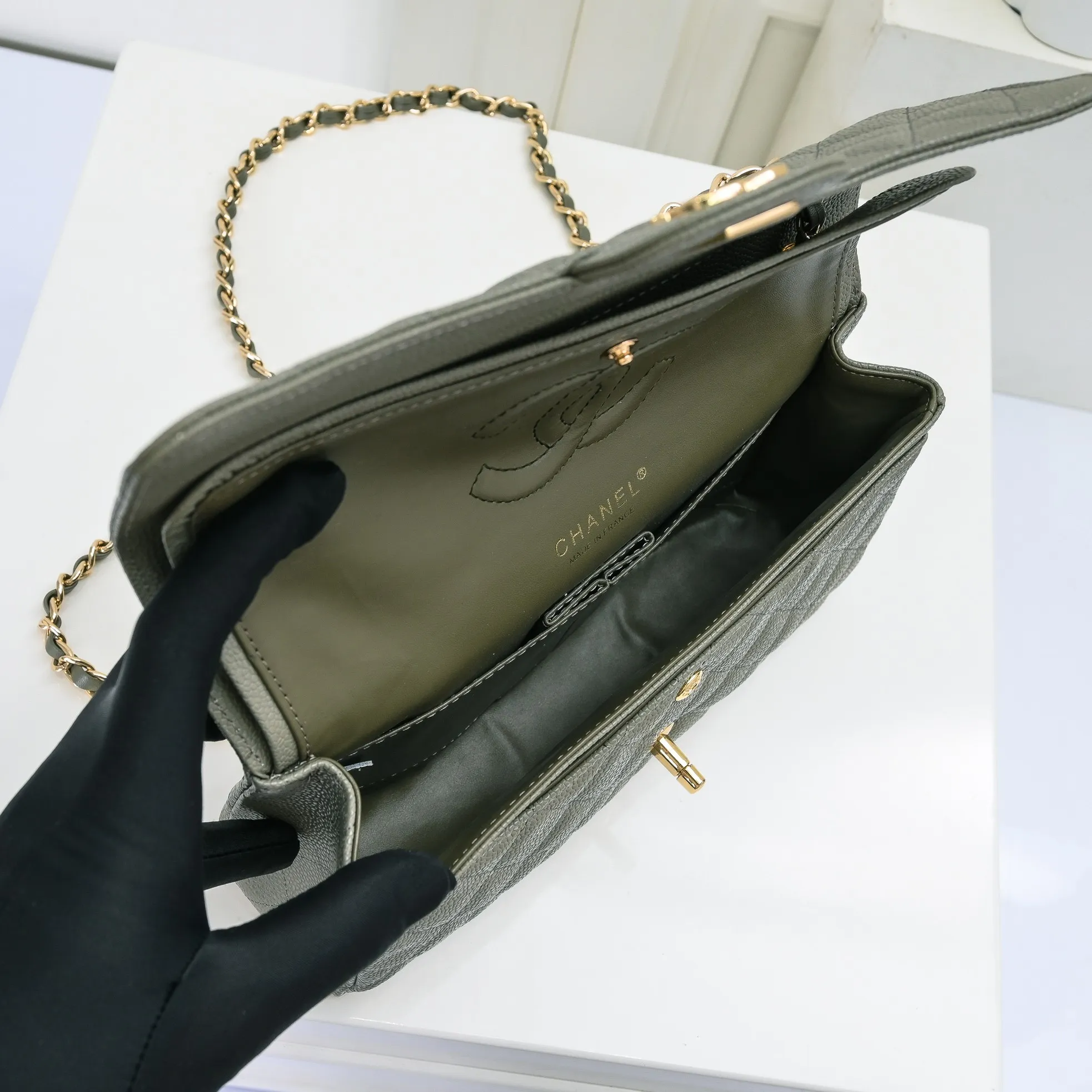 💰420￥Chanel,...Palace-level poison👏...Overseas original factory CF2.55...😱 Absolutely the top-notch caviar ball-grain cowhide you have never seen...✨Real K gold➰Gold buckle✨👑 The line spacing is perfectly consistent. The side of the bag is perfectly streamlined👏..It must have such a texture to be perfect💋 Follow the 9-pin diamond pattern. The flip cover is smooth and seamless ☑️ Strong visual three-dimensional effect 🔱 The diamond pattern is full and delicate 💑 It is super smooth, soft and comfortable to use 👒 CF is a must-have for girls. Size: 25.5*16*6.5cm. Style number: 1112 ball pattern