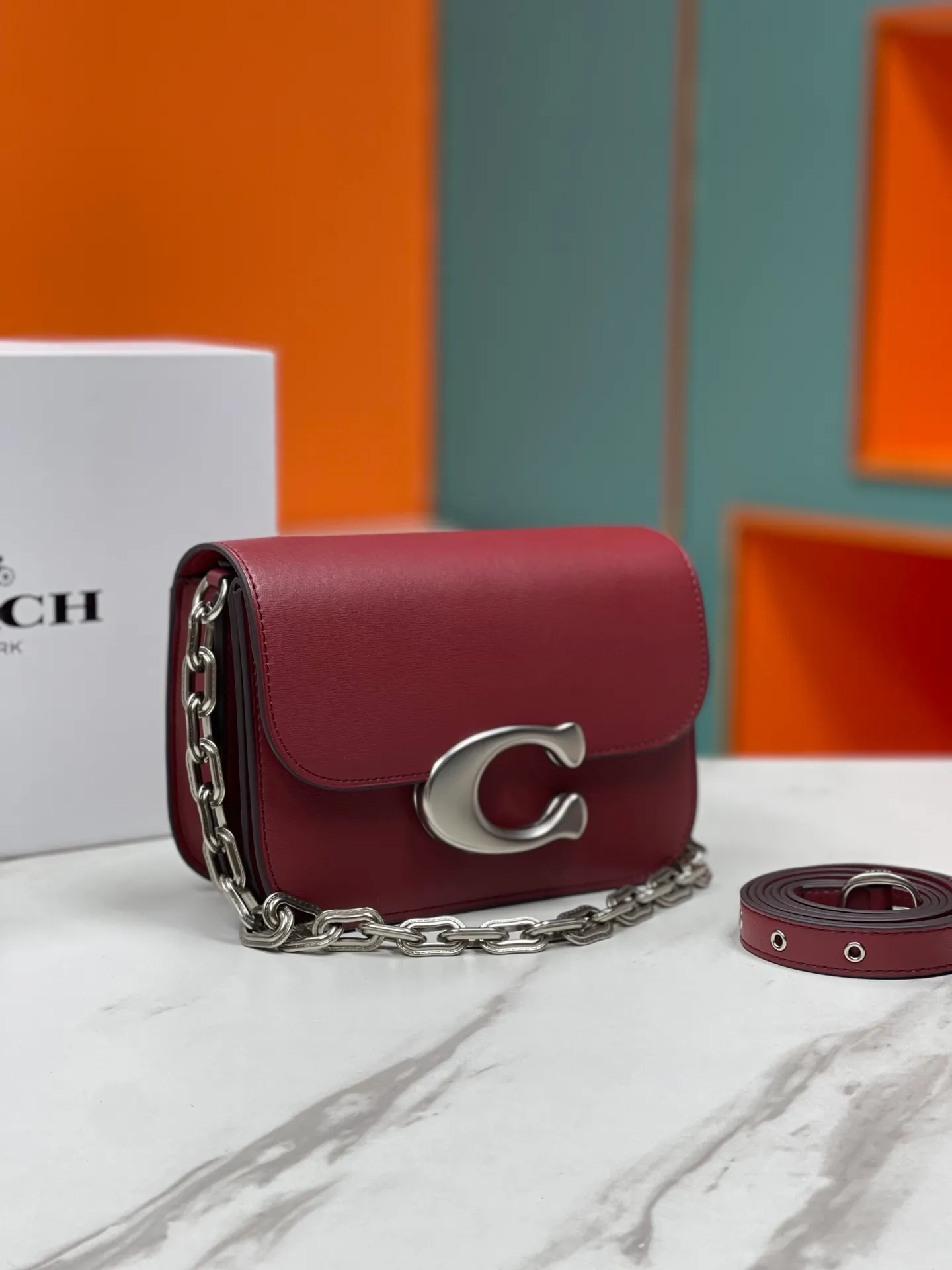 Top original order batch 580💃Coach’s latest crossbody bag💐 model CM587. The shoulder strap design has a full score of 100. The leather detachable shoulder strap is also equipped with a retro old chain + leather shoulder strap. The big brand logo C is particularly obvious. The accordion-style compartment is lined with three large compartments of Napa sheepskin and a zipper compartment. The texture is very good! #coach新的 #chain包 Size 21CM