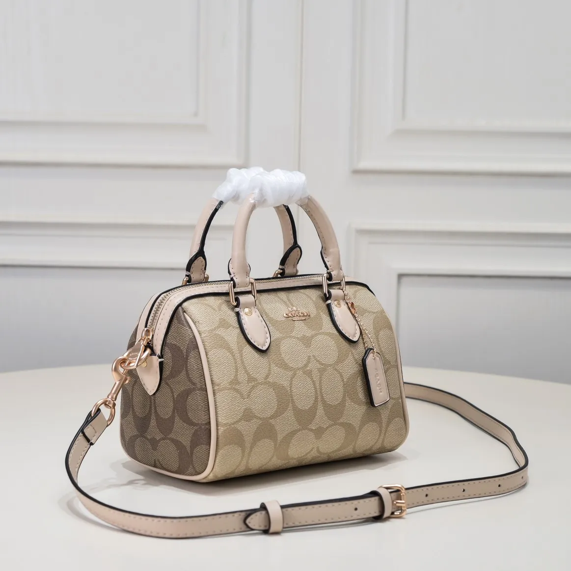 The new Coach small size Boston CH469 is so beautiful and exquisite! Moreover, the Boston bag shape is particularly versatile! The presbyopic color-blocking design is classic and eye-catching! Size:17.5*12*10cm