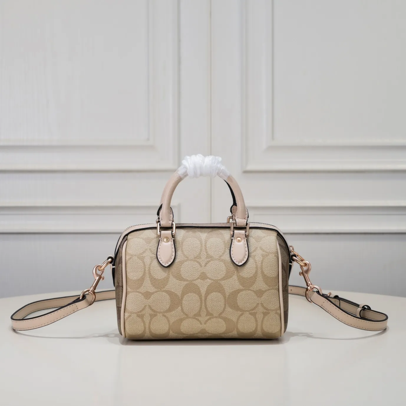 The new Coach small size Boston CH469 is so beautiful and exquisite! Moreover, the Boston bag shape is particularly versatile! The presbyopic color-blocking design is classic and eye-catching! Size:17.5*12*10cm