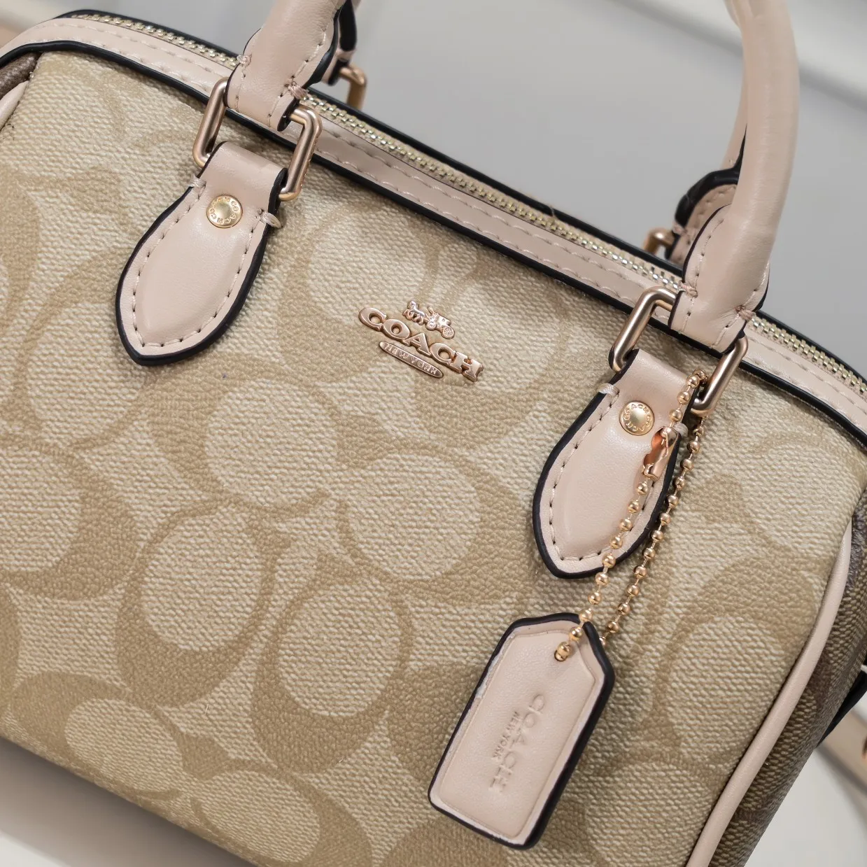 The new Coach small size Boston CH469 is so beautiful and exquisite! Moreover, the Boston bag shape is particularly versatile! The presbyopic color-blocking design is classic and eye-catching! Size:17.5*12*10cm