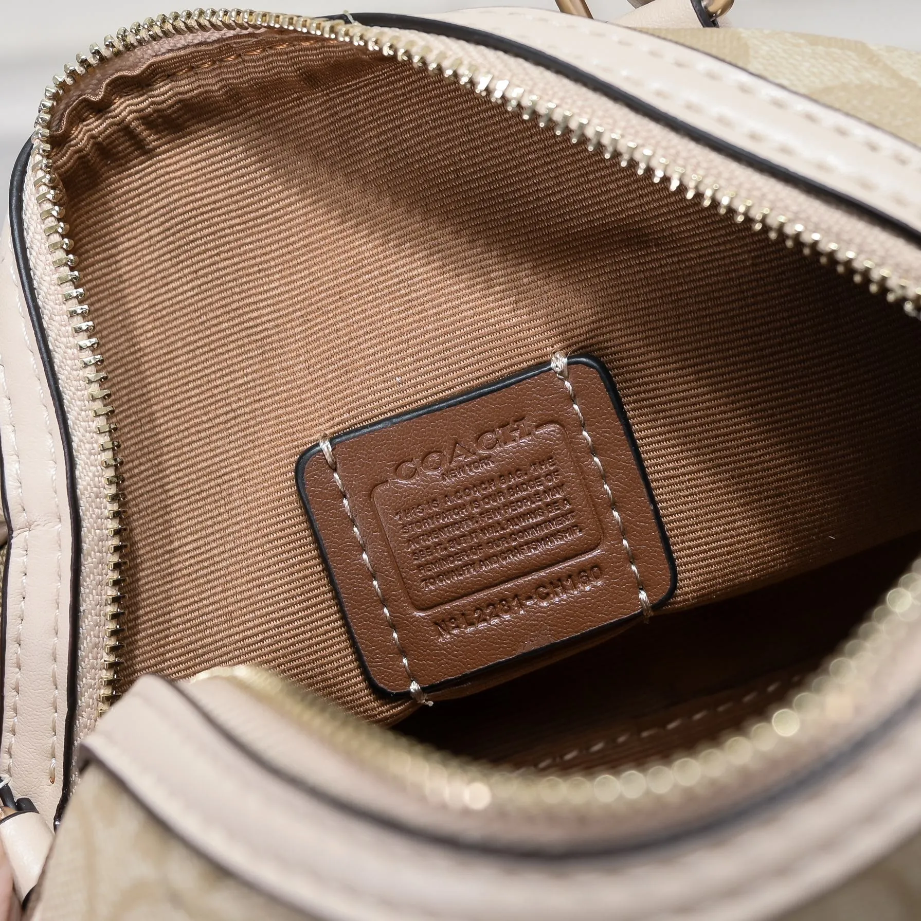 The new Coach small size Boston CH469 is so beautiful and exquisite! Moreover, the Boston bag shape is particularly versatile! The presbyopic color-blocking design is classic and eye-catching! Size:17.5*12*10cm